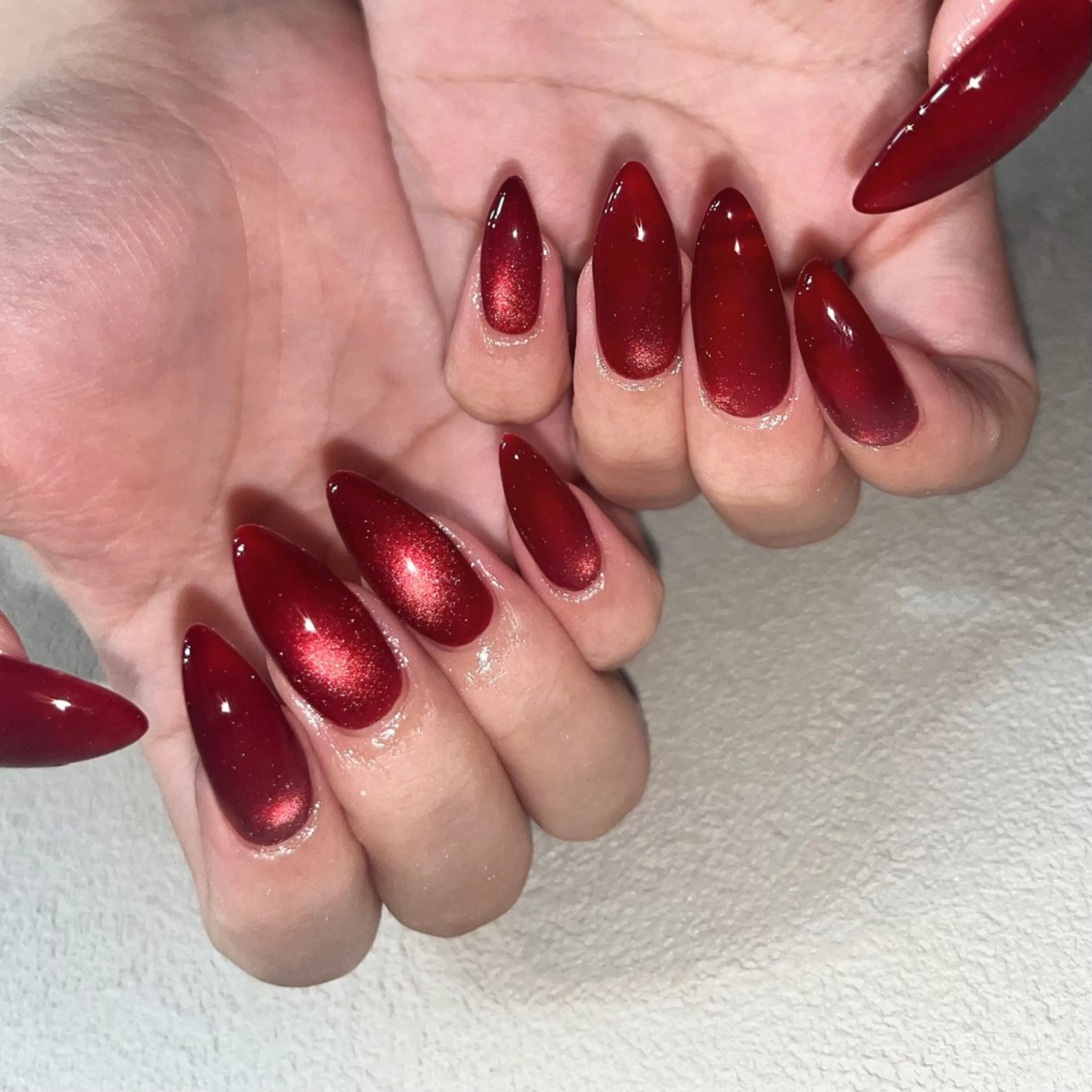 ネイル ロングネイル マグネットネイル 赤色 ハンドネイル ハンドケア 🎀NAIL🎀 AI🪄︎︎◝✩のネイルデザイン