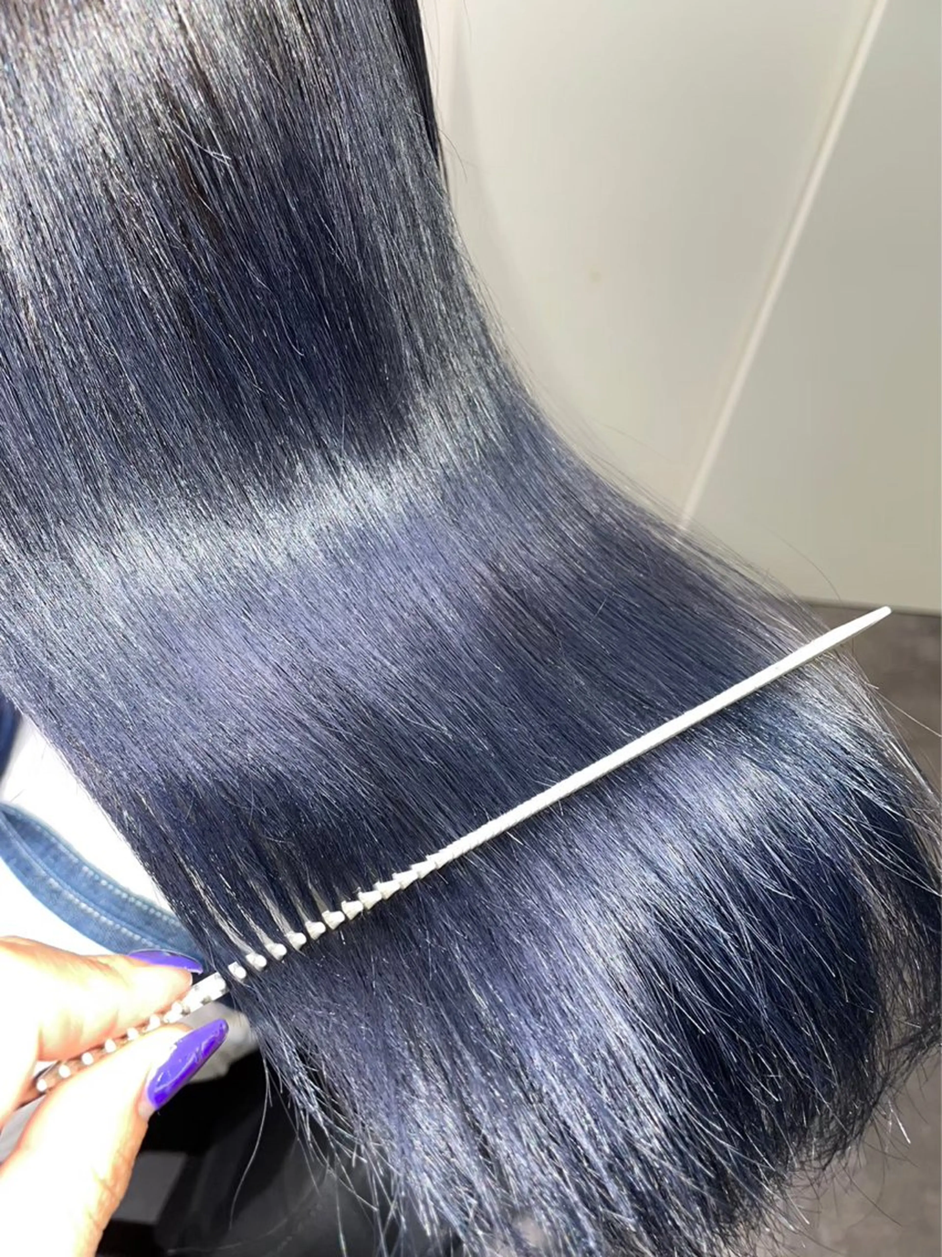 ロング カラー シールエクステ 黒髪 ブリーチ ブルーカラー ブルーブラック loa所属・🦋韓国hair🦋 エクステ店長sakiのヘアスタイル