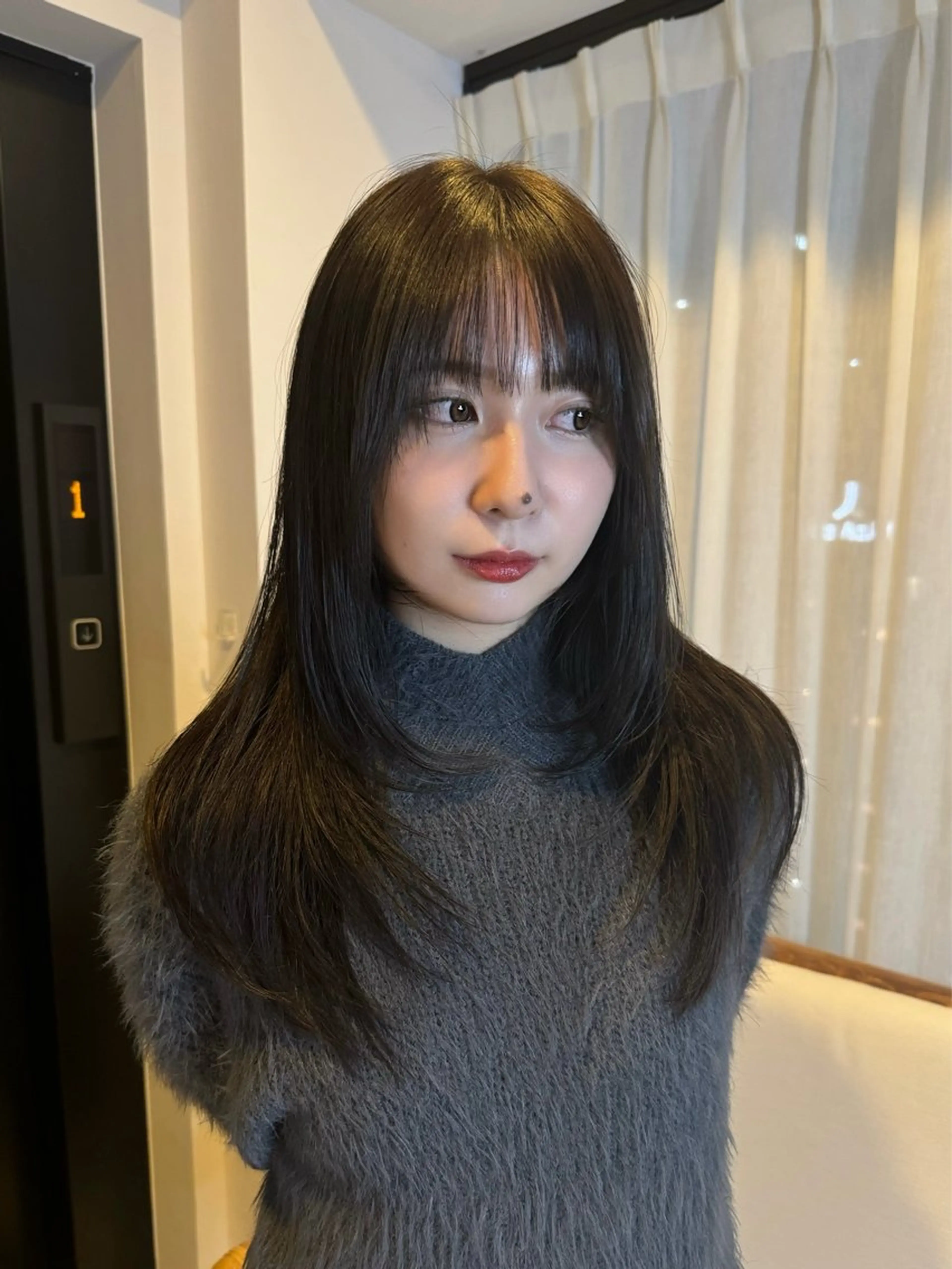 ロング カラー アッシュ アッシュグレー アッシュグレージュ グレージュ レイヤーカット カット ヘアカラー トリートメント Bonheur銀座 /前田 栞九郎のヘアスタイル