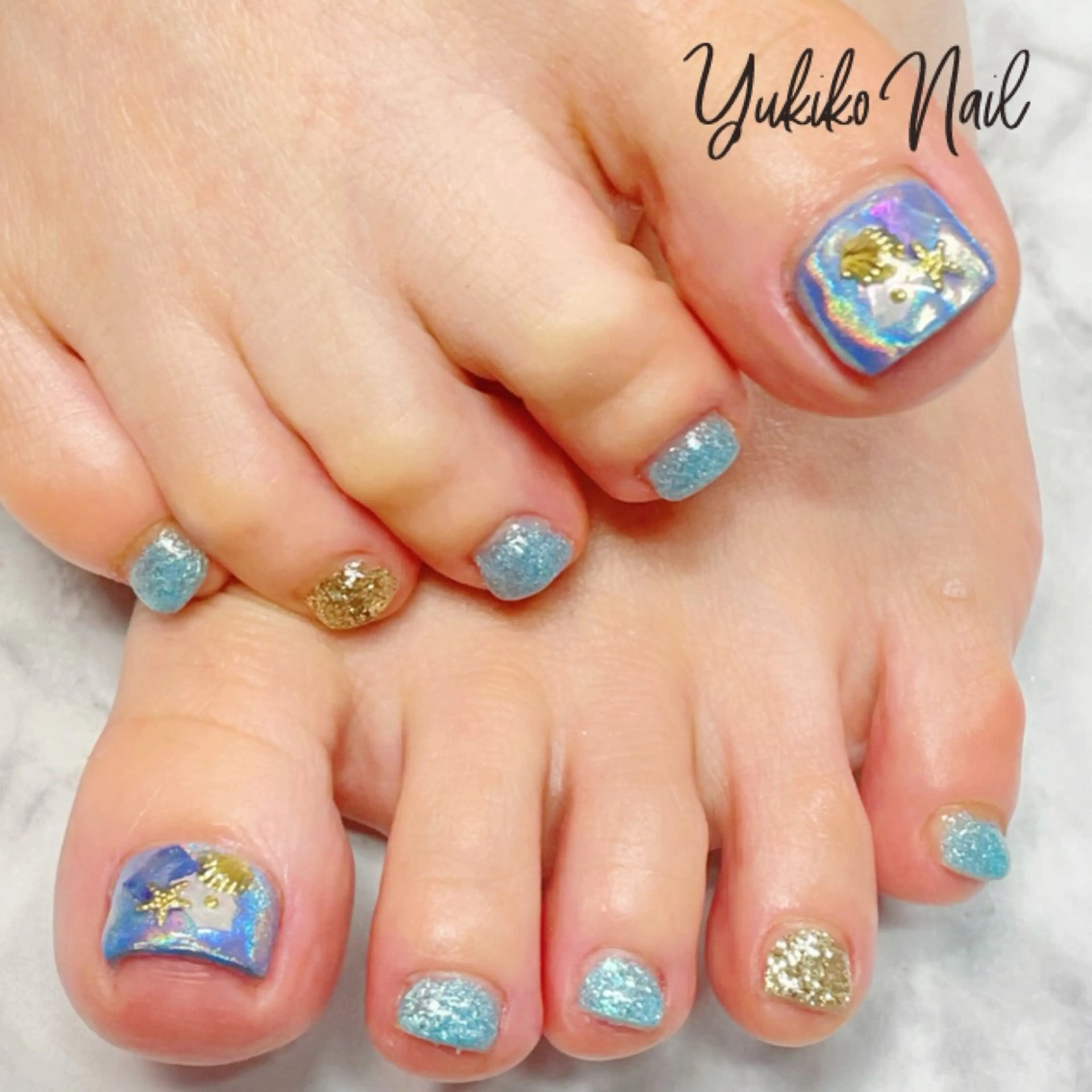 ネイル アートネイル ブルー フットネイル キラキラネイル 夏ネイル フットネイル ユキコ ネイルのネイルデザイン