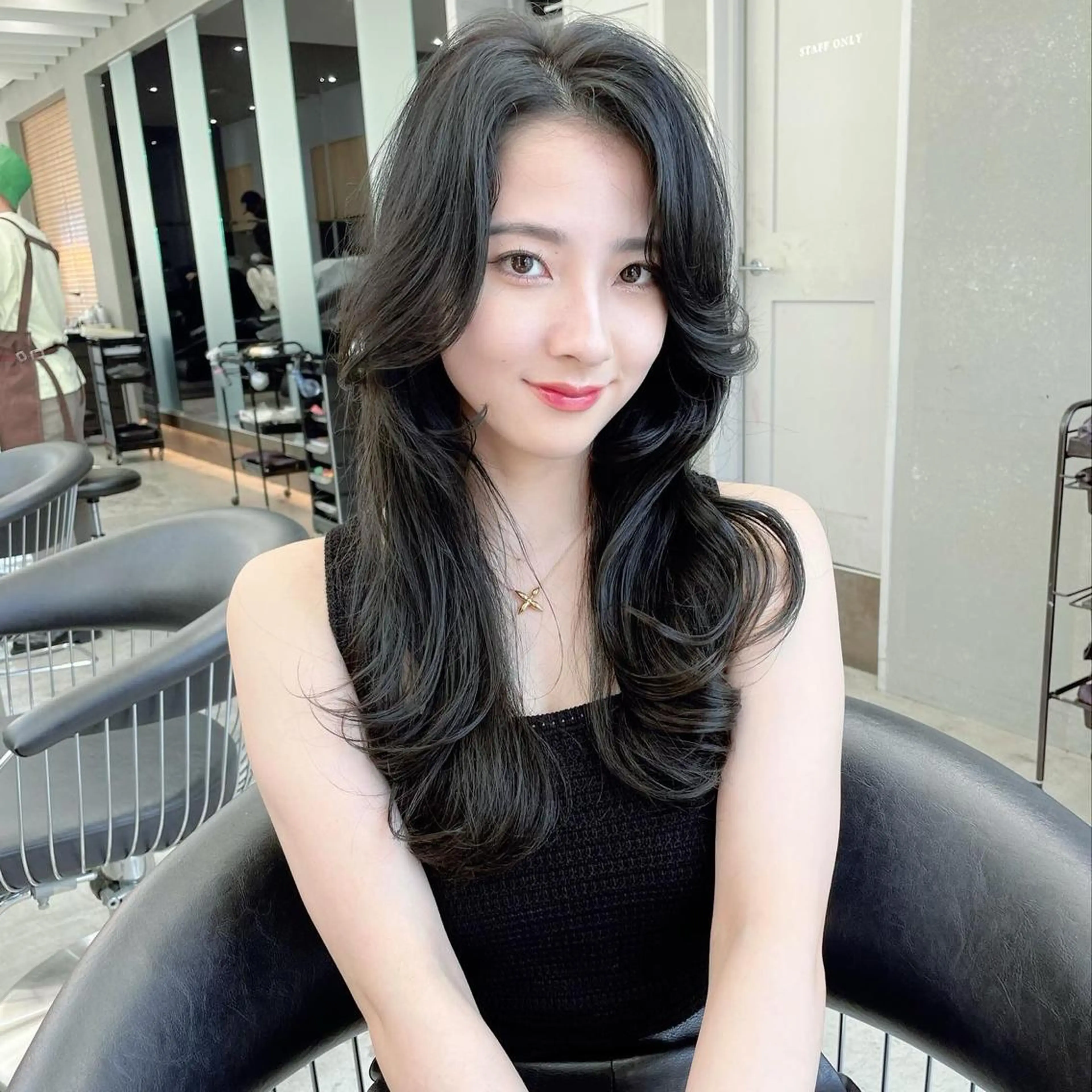 ロング カット ヘアカラー トリートメント 山本翔一郎 韓国顔周りレイヤーのヘアスタイル