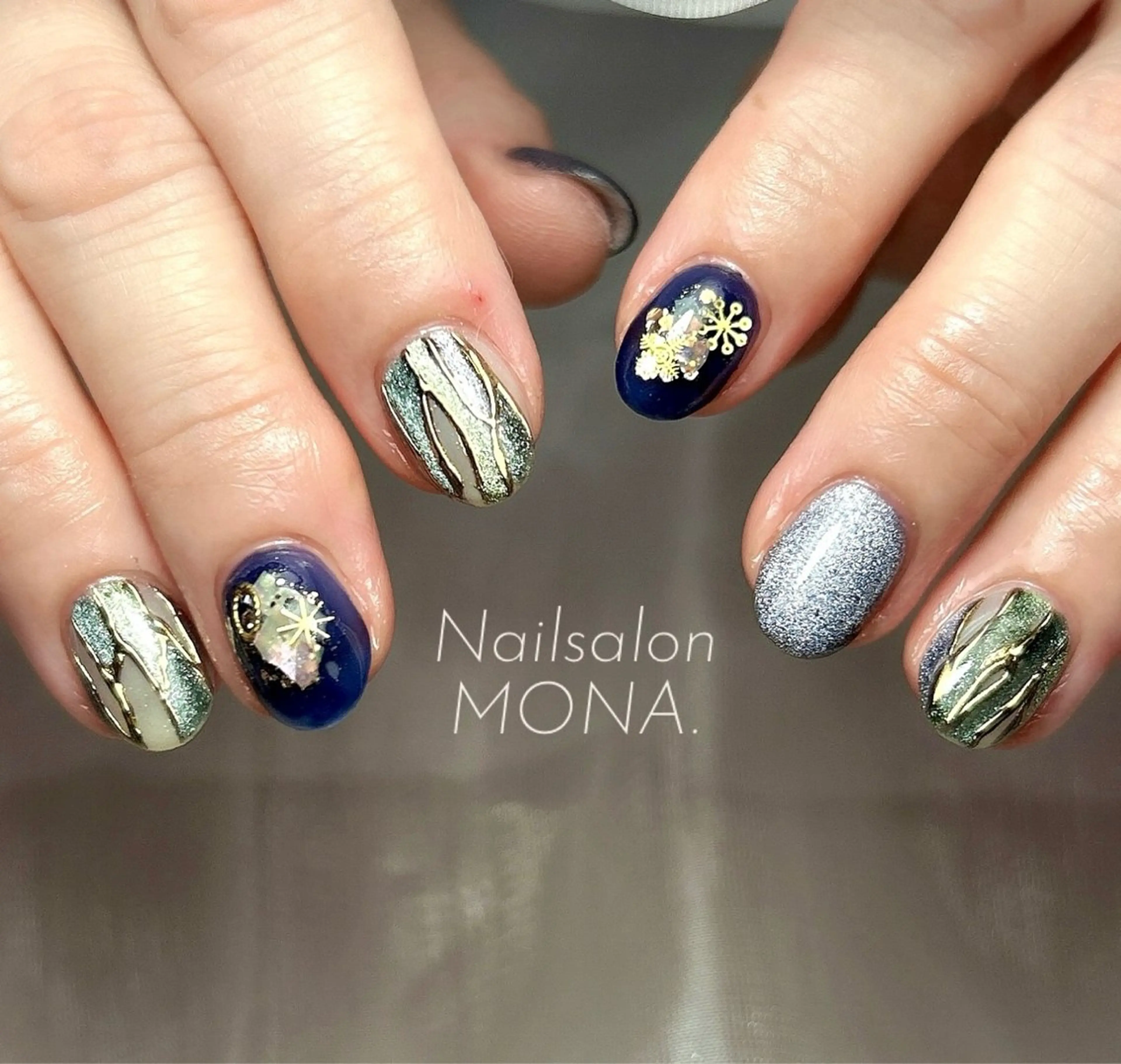 ネイル ゴールド ネイビー ホワイト ハンドネイル Nailsalon MONA.のネイルデザイン