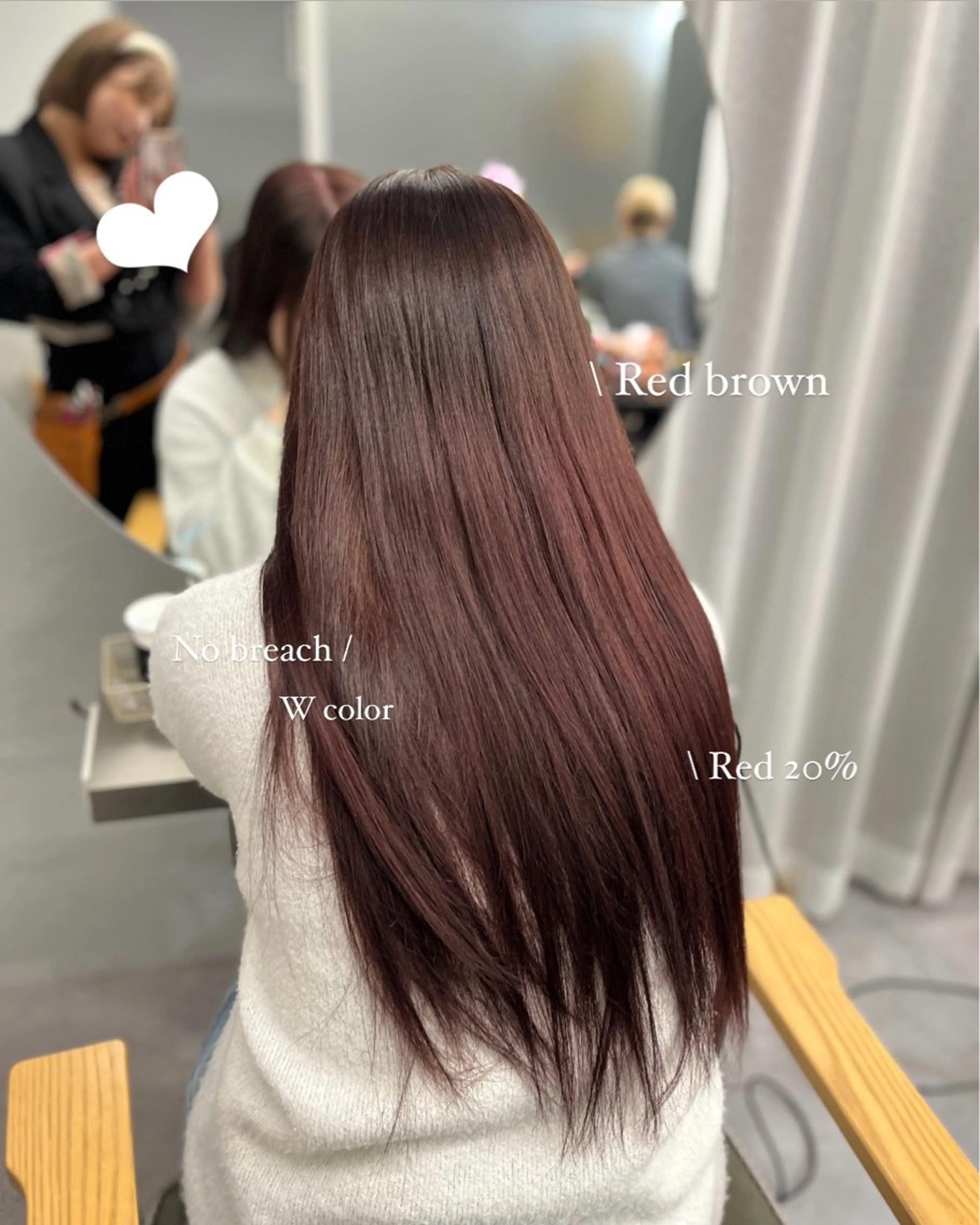 ロング レッドブラウン Mirai/ 艶カラー/暖色カラーのヘアスタイル