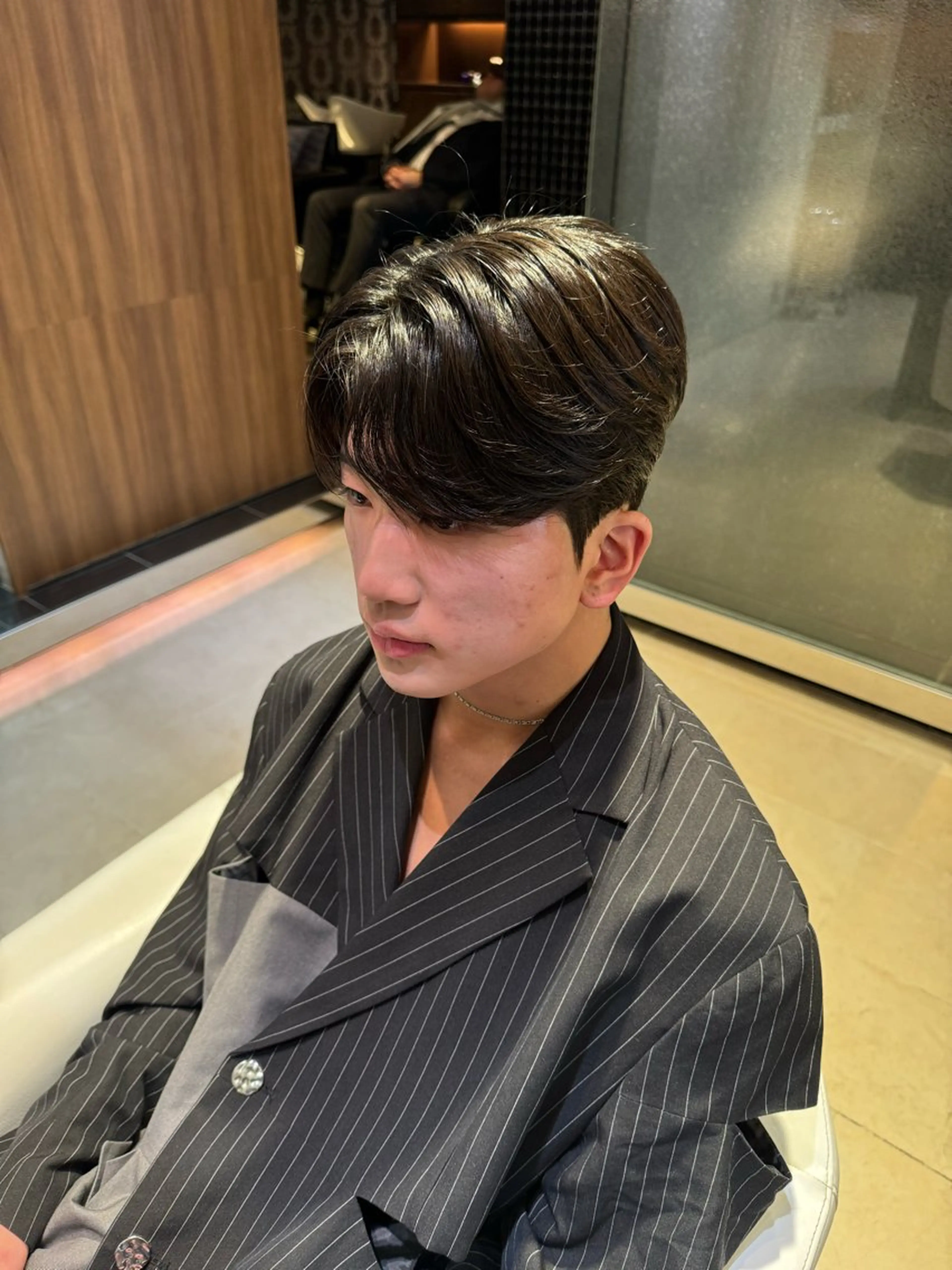 ショート パーマ メンズ センターパート コンマヘア ダウンパーマ カルマパーマ メンズ韓国風 YUKI🇰🇷 カルマ／ダウンパーマのヘアスタイル