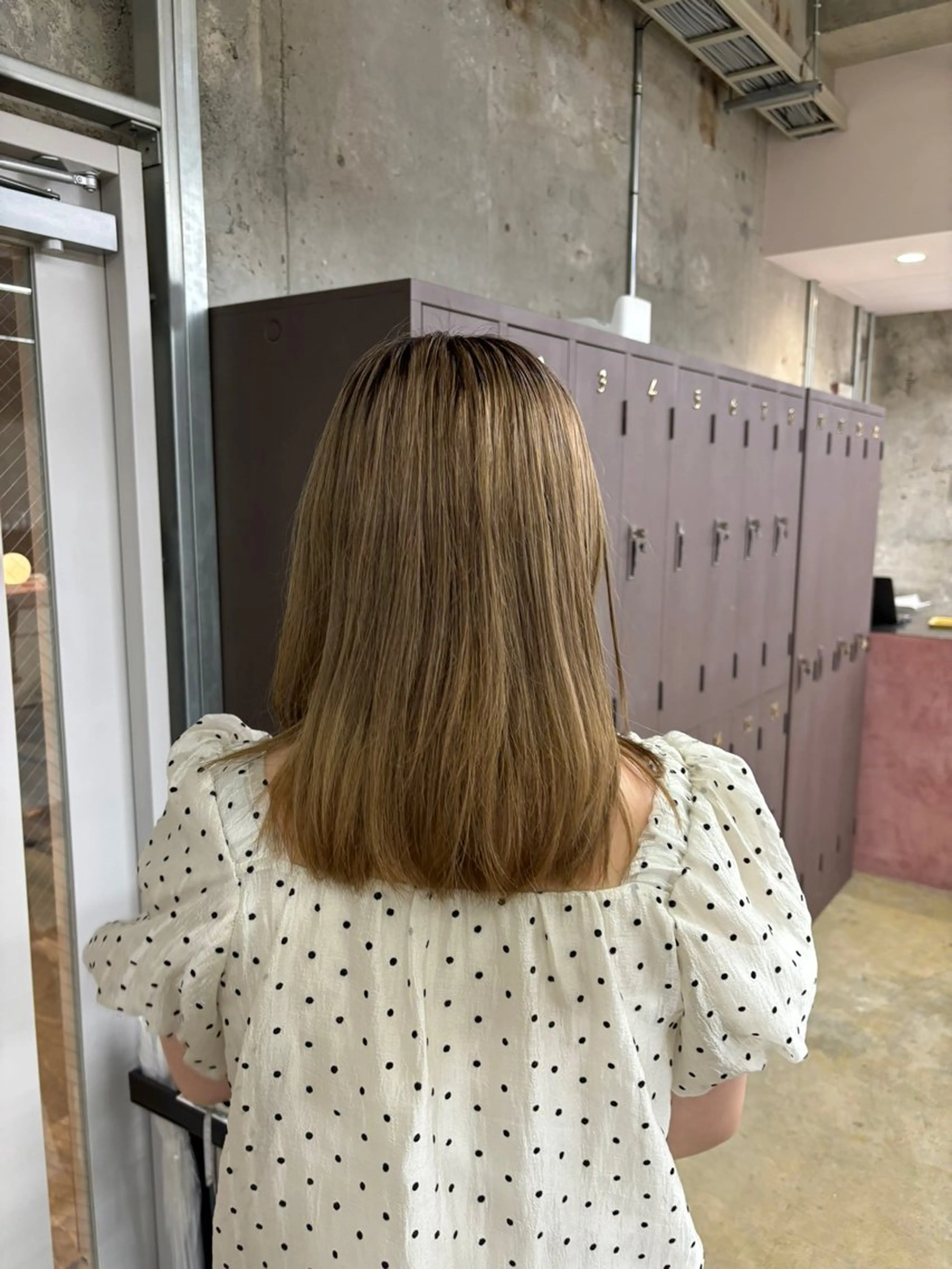 ミディアム カラー 愛加パーマ・レイヤー ・ピンクカラーのヘアスタイル