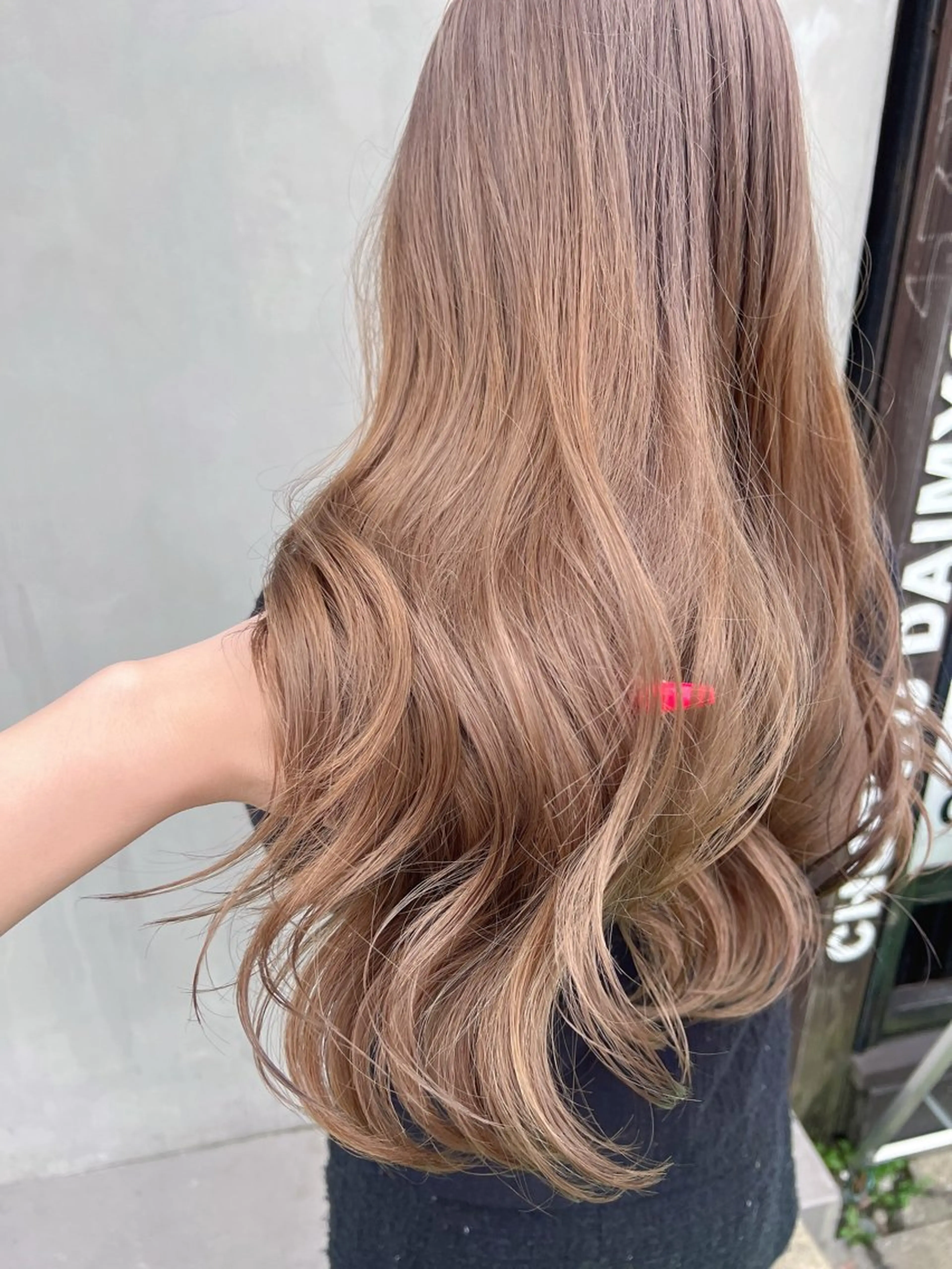 ロング カラー ベージュカラー ブリーチ 透明感カラー グレージュ ハイトーンカラー ヘアカラー YUI ハイトーンカラーのヘアスタイル