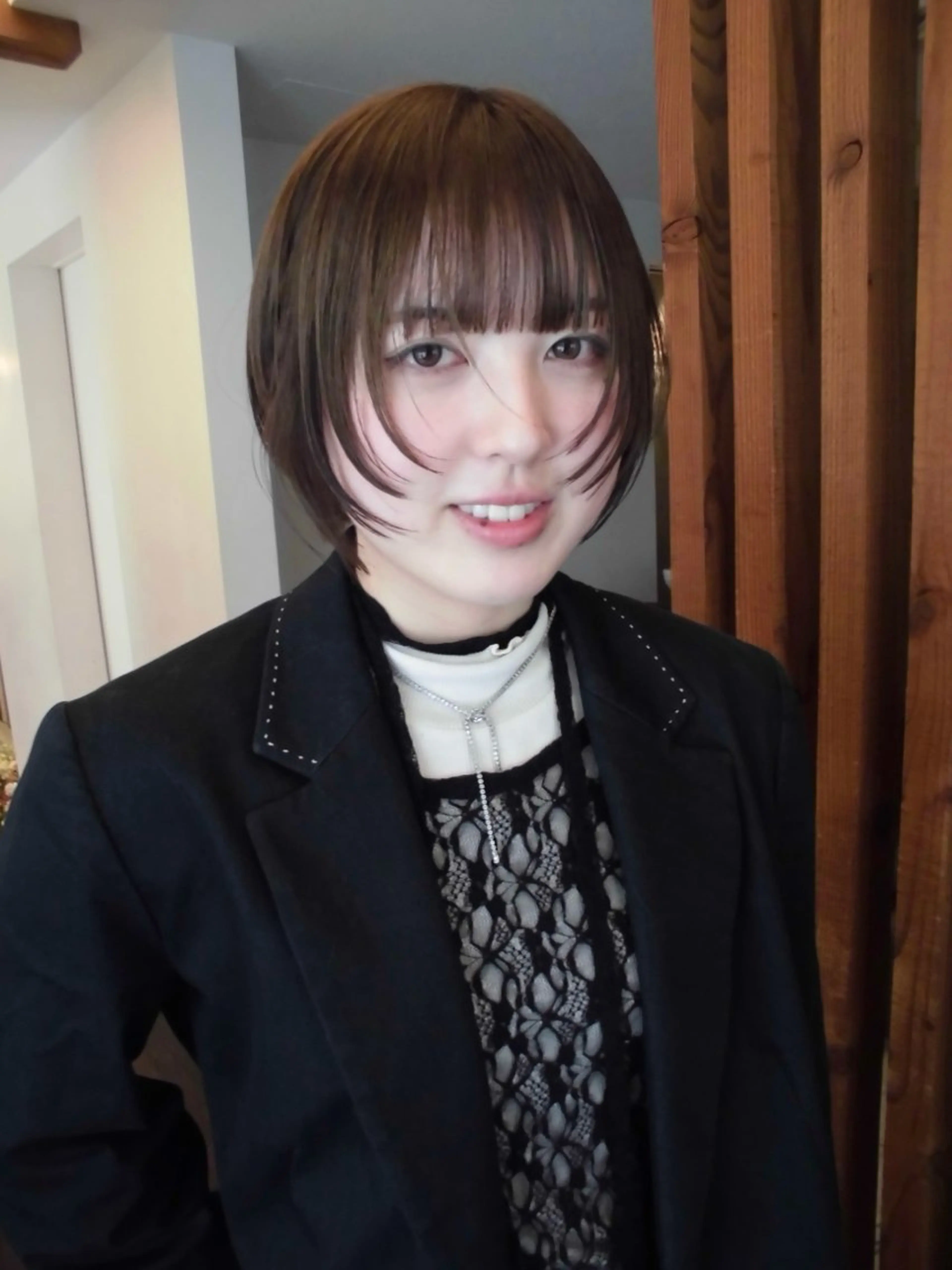 ショート ショートレイヤー レイヤーカット ショートヘア リカ/ハイトーン ・オリーブ🍀のヘアスタイル