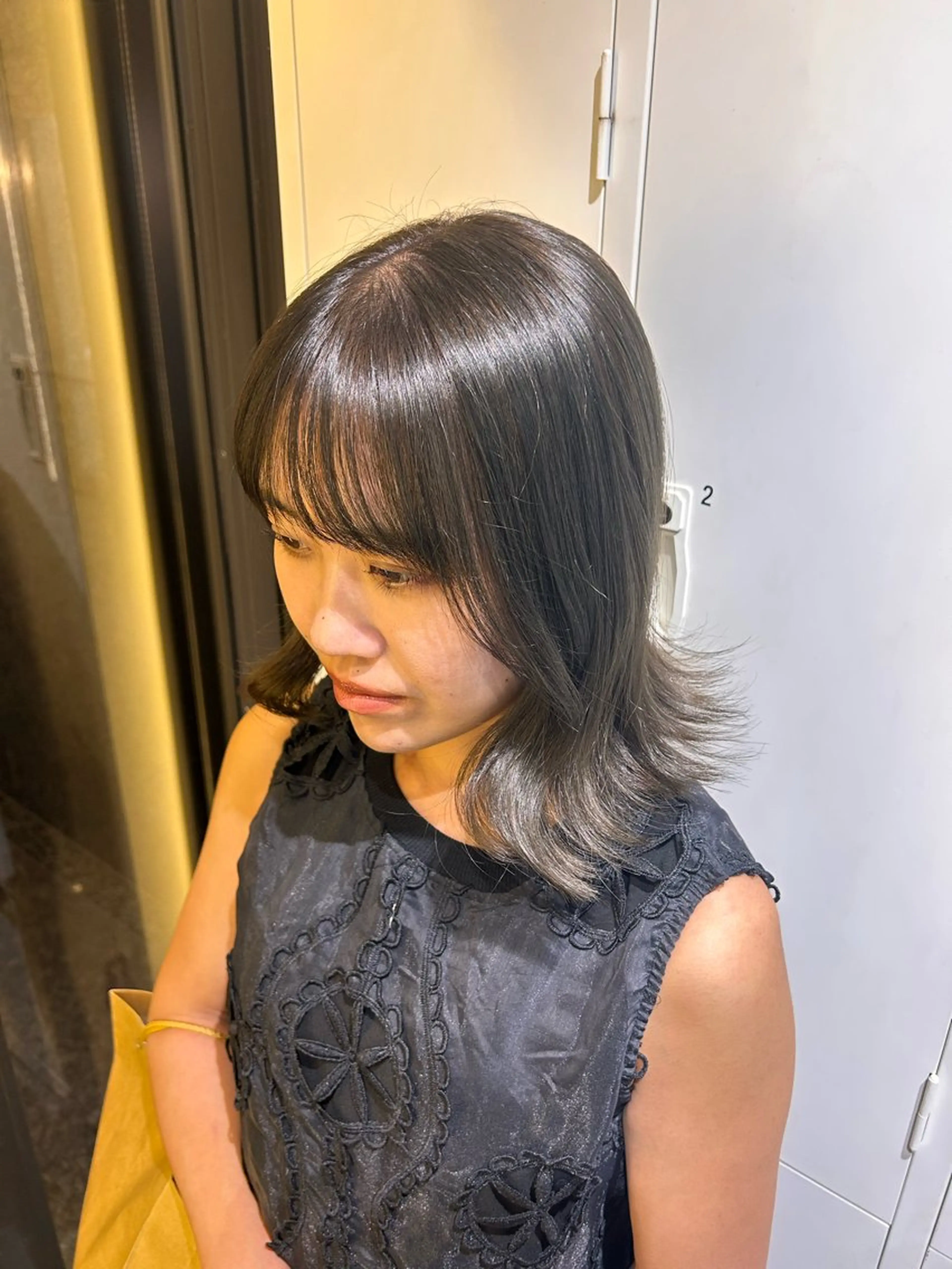 カラー アッシュ アッシュグレー アッシュグレージュ ブリーチ グレージュ ヘアカラー feery color 大阪梅田店所属・Rio カラーモデル募集中のヘアスタイル