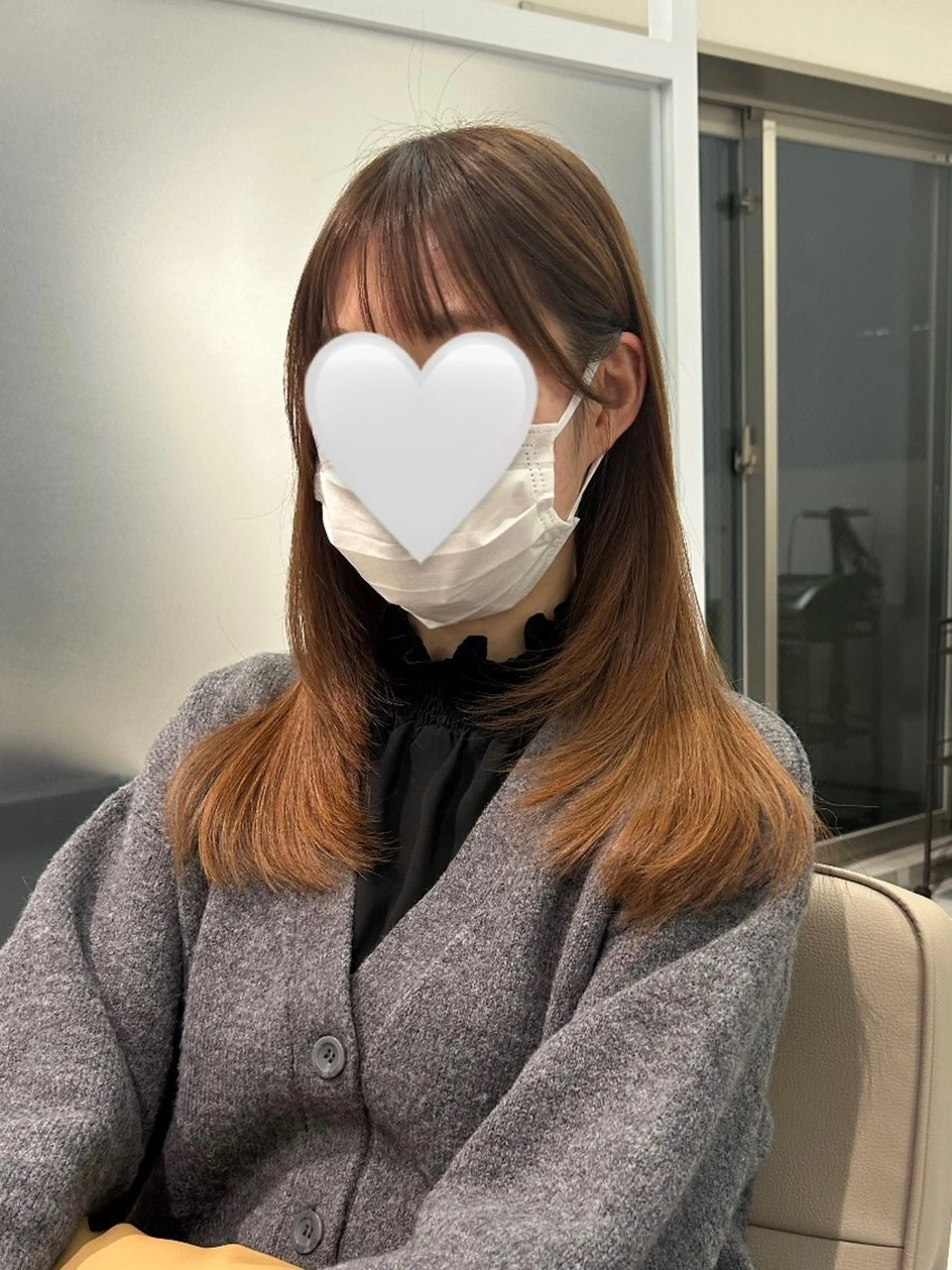 セミロング 顔周りカット レイヤーカット オリーブ/アッシュ やわらか透明感カラーのヘアスタイル