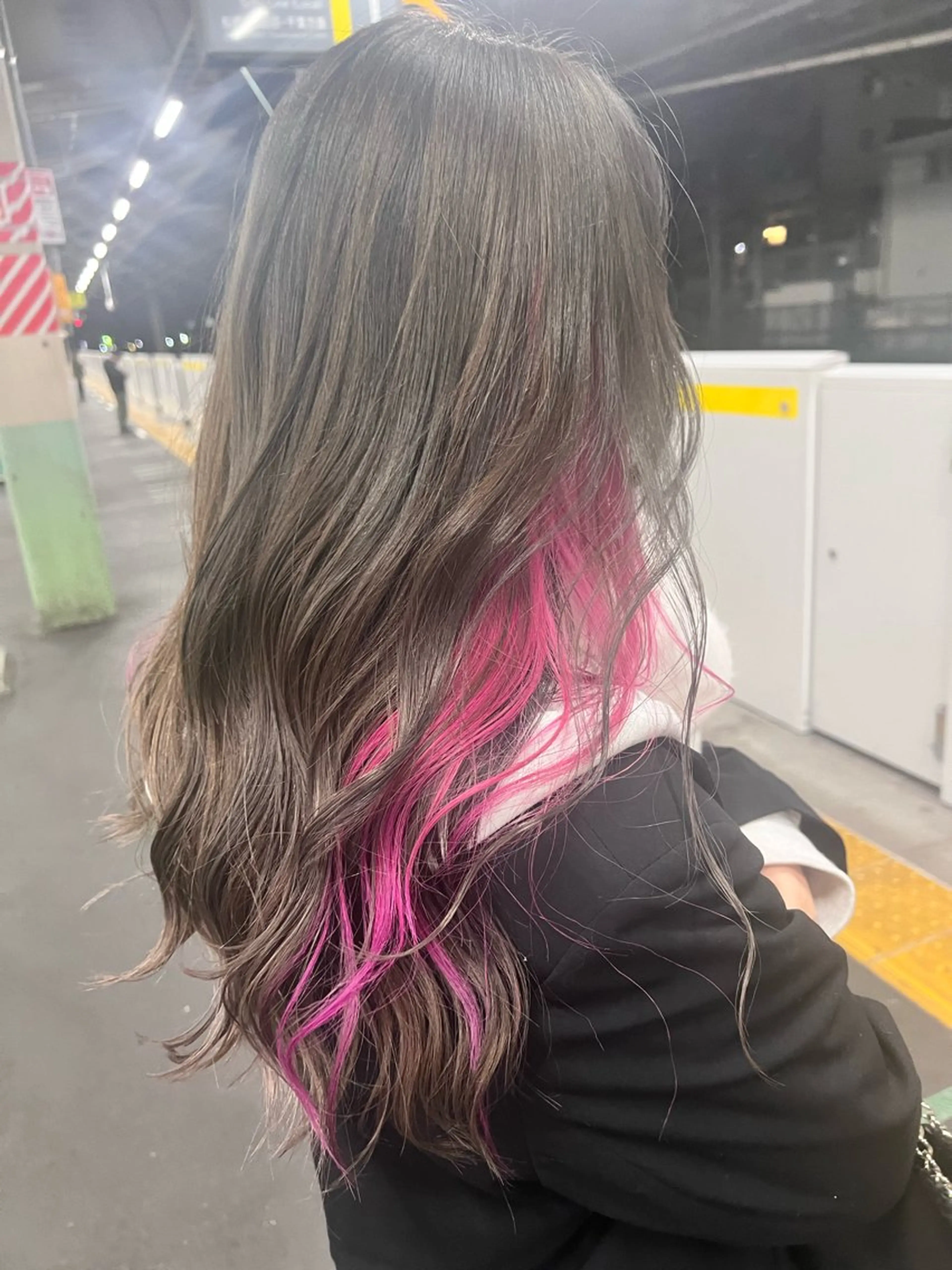 ロング カラー ブリーチ ダブルカラー イヤリングカラー グレージュ インナーカラー たけかわ みずきのヘアスタイル