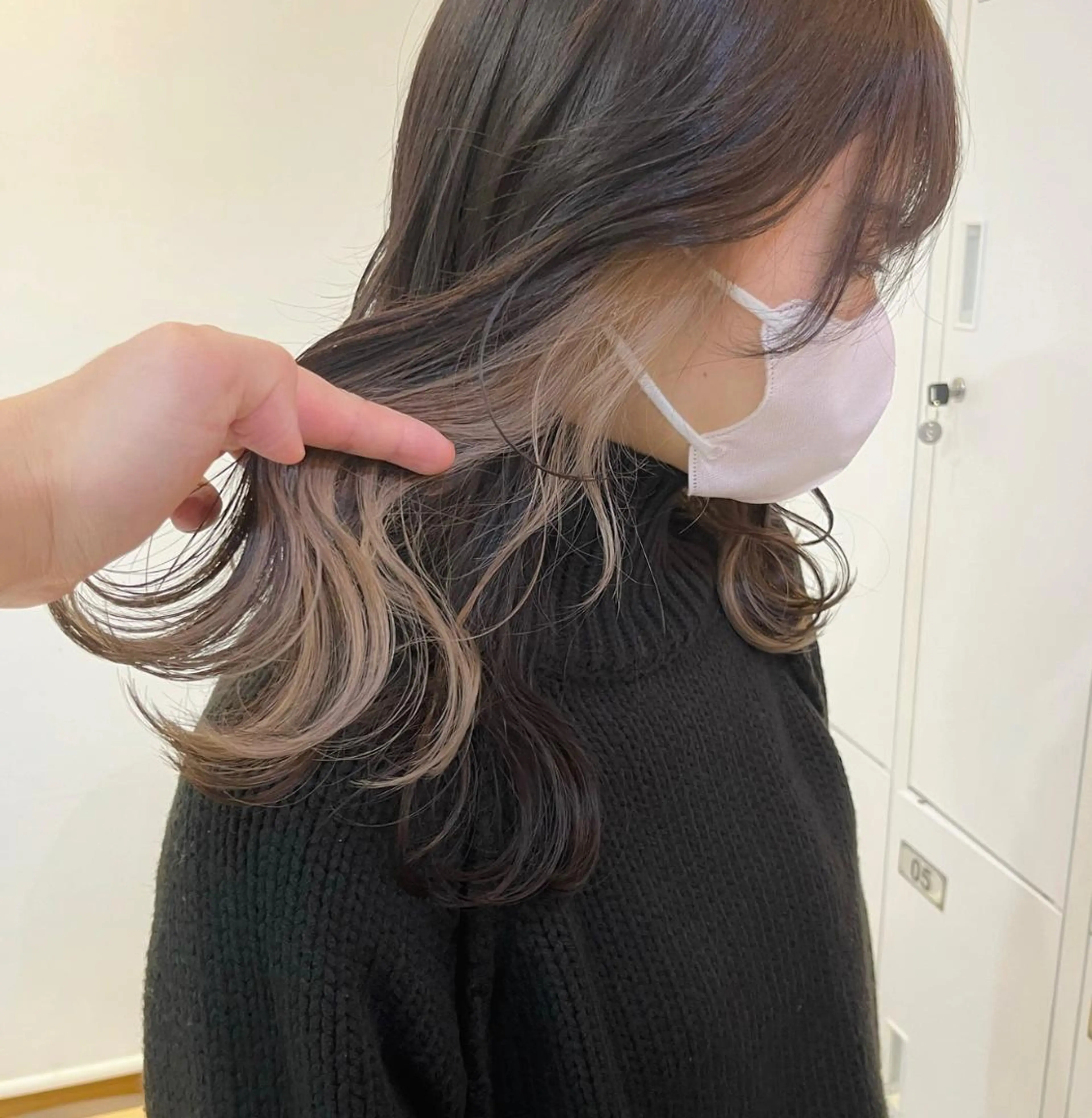 セミロング カラー ベージュカラー ブリーチ ケアブリーチ ダブルカラー イヤリングカラー AMNESIA三軒茶屋所属・おがわ ともひさのヘアスタイル