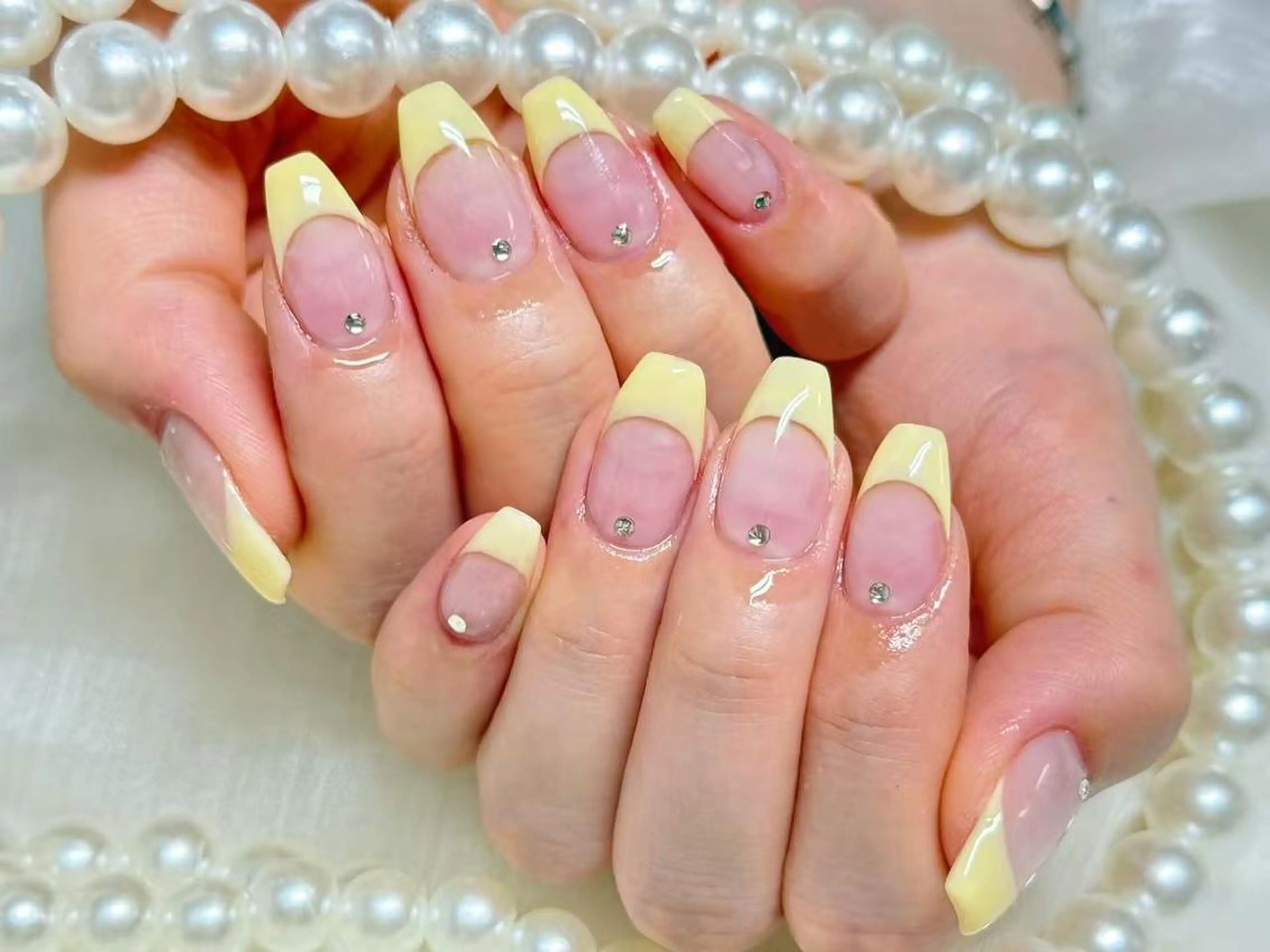 ネイル オーロラネイル 長さ出し フレンチネイル ガーリー キラキラネイル ハンドネイル Ru na🍳のネイルデザイン