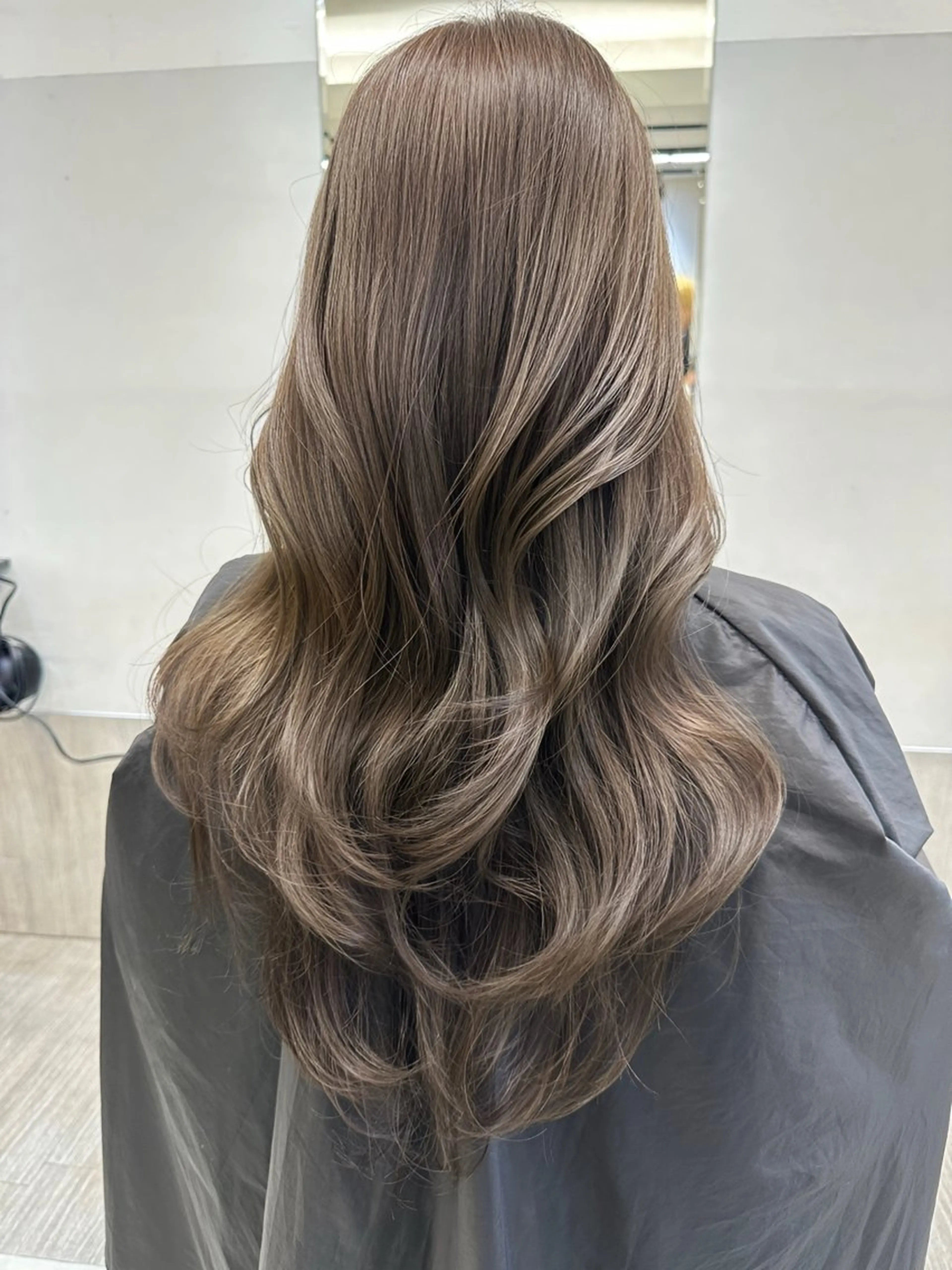 ロング カラー ベージュカラー ミルクティーベージュ ヘアカラー AiM エイム　韓国レイヤーのヘアスタイル