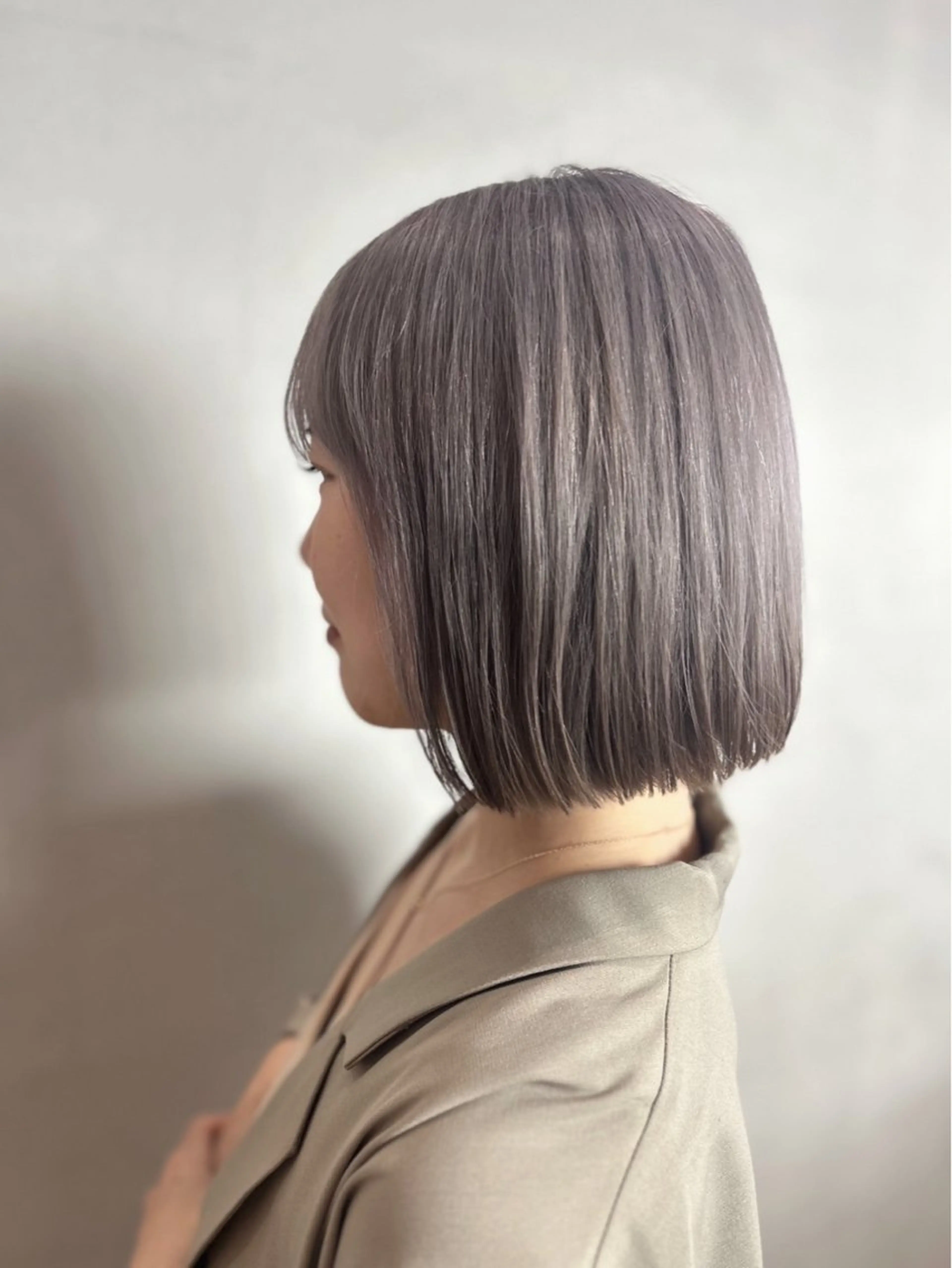 ブリーチを使ったカラー。可能なデザインは全頭、ハイライト、シャドールーツです。の写真