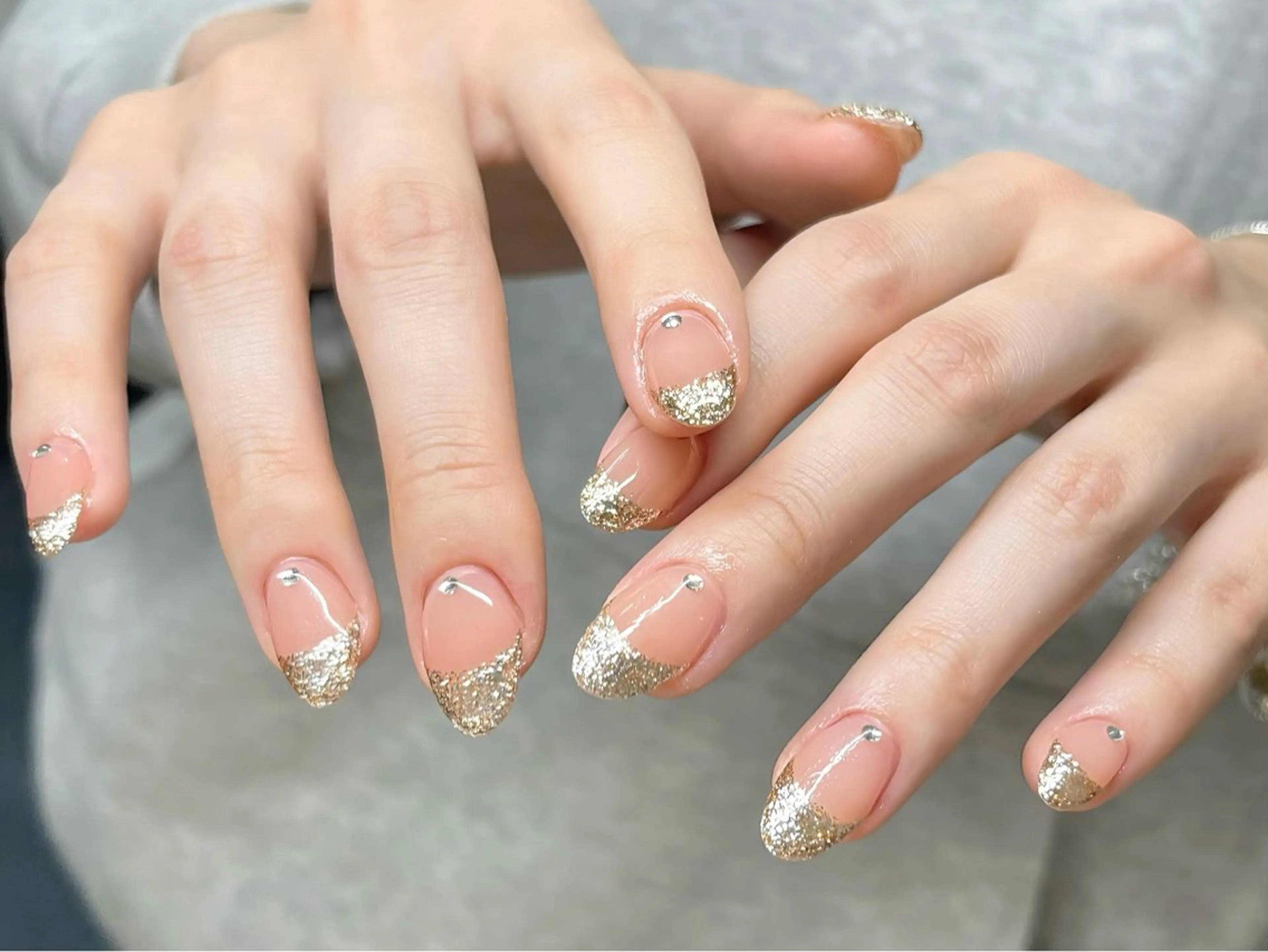 ネイル フレンチネイル ゴールド キラキラネイル ピンク ピンクベージュ ハンドネイル ハンドケア 🎀NAIL🎀 AI🪄︎︎◝✩のネイルデザイン