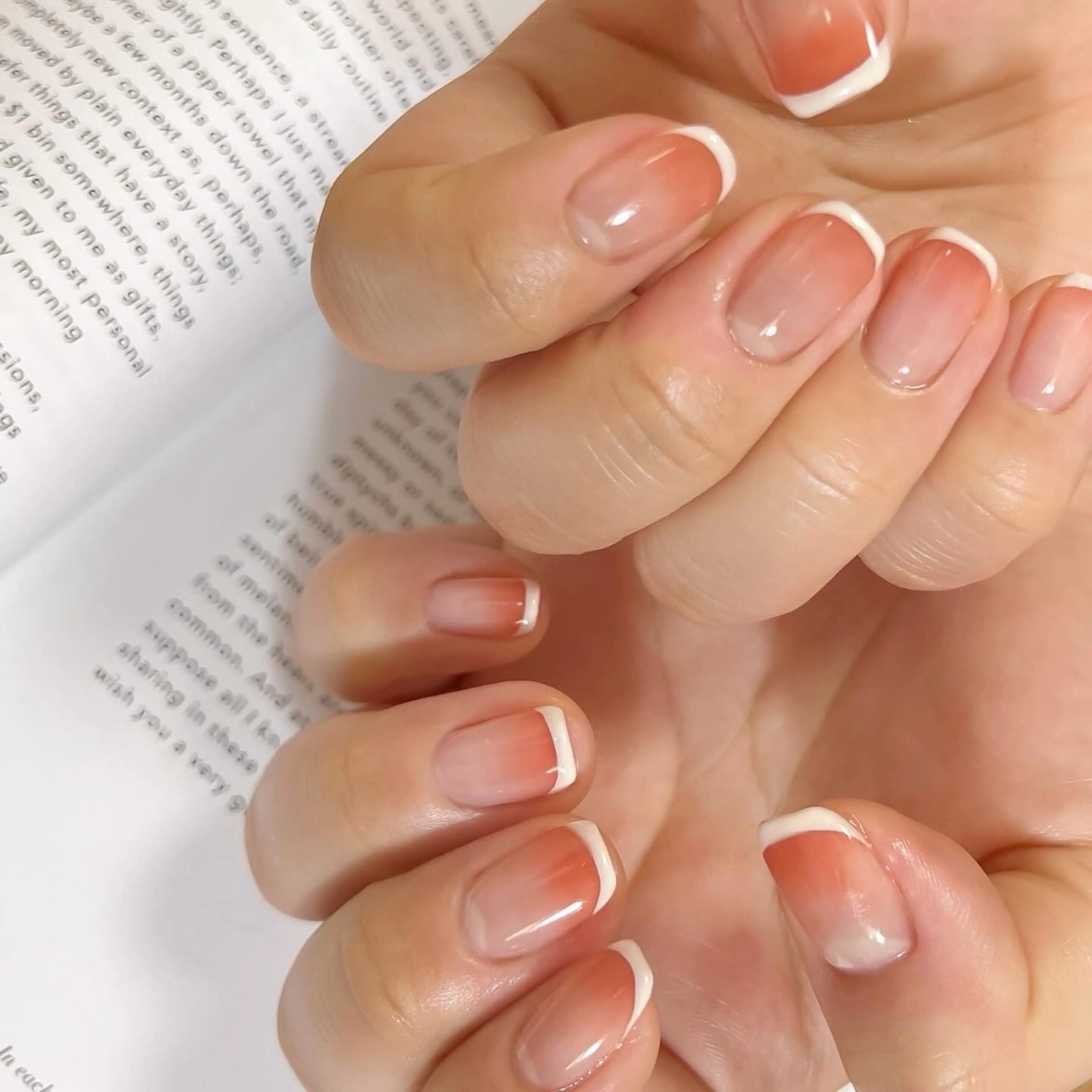 ネイル フレンチネイル グラデーション ピンク シンプルネイル ホワイト ハンドネイル pointillé .ayaのネイルデザイン