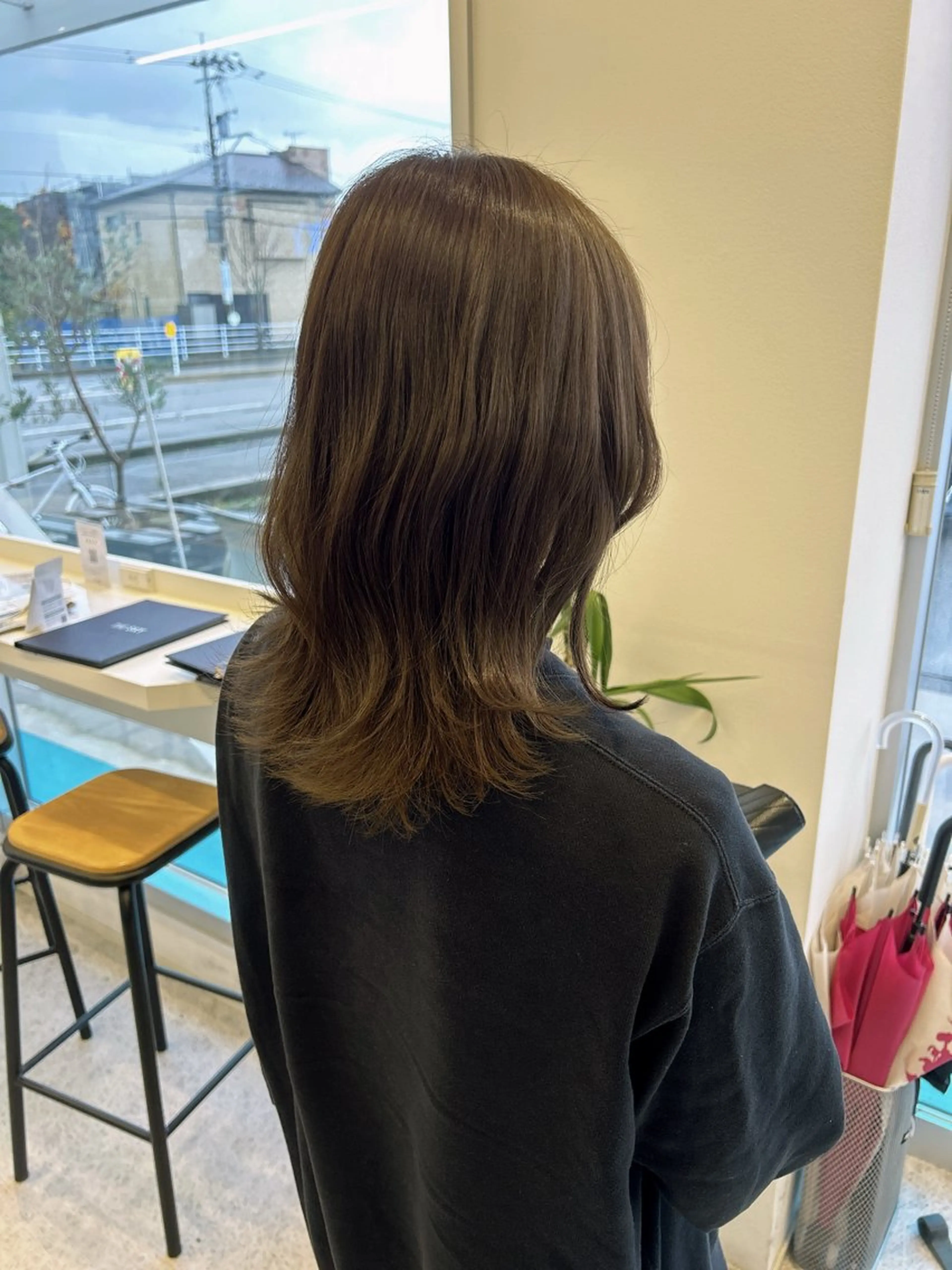 ミディアム カラー ベージュカラー オリーブベージュ THE SKY所属・中 海斗のヘアスタイル