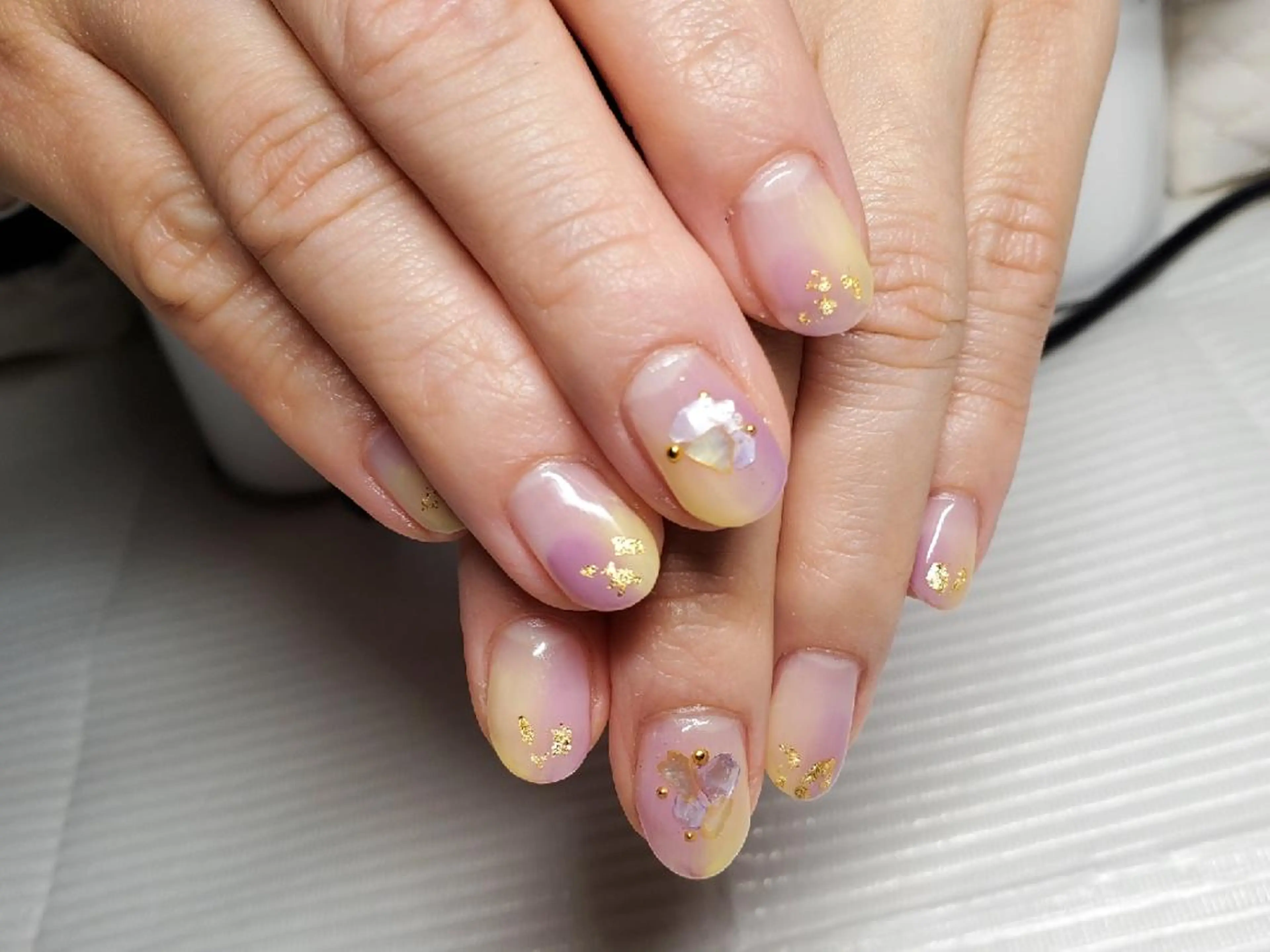 ネイル ニュアンスネイル パープル 黄色 NAIL'S KISH所属・NAIL'S KISHのネイルデザイン