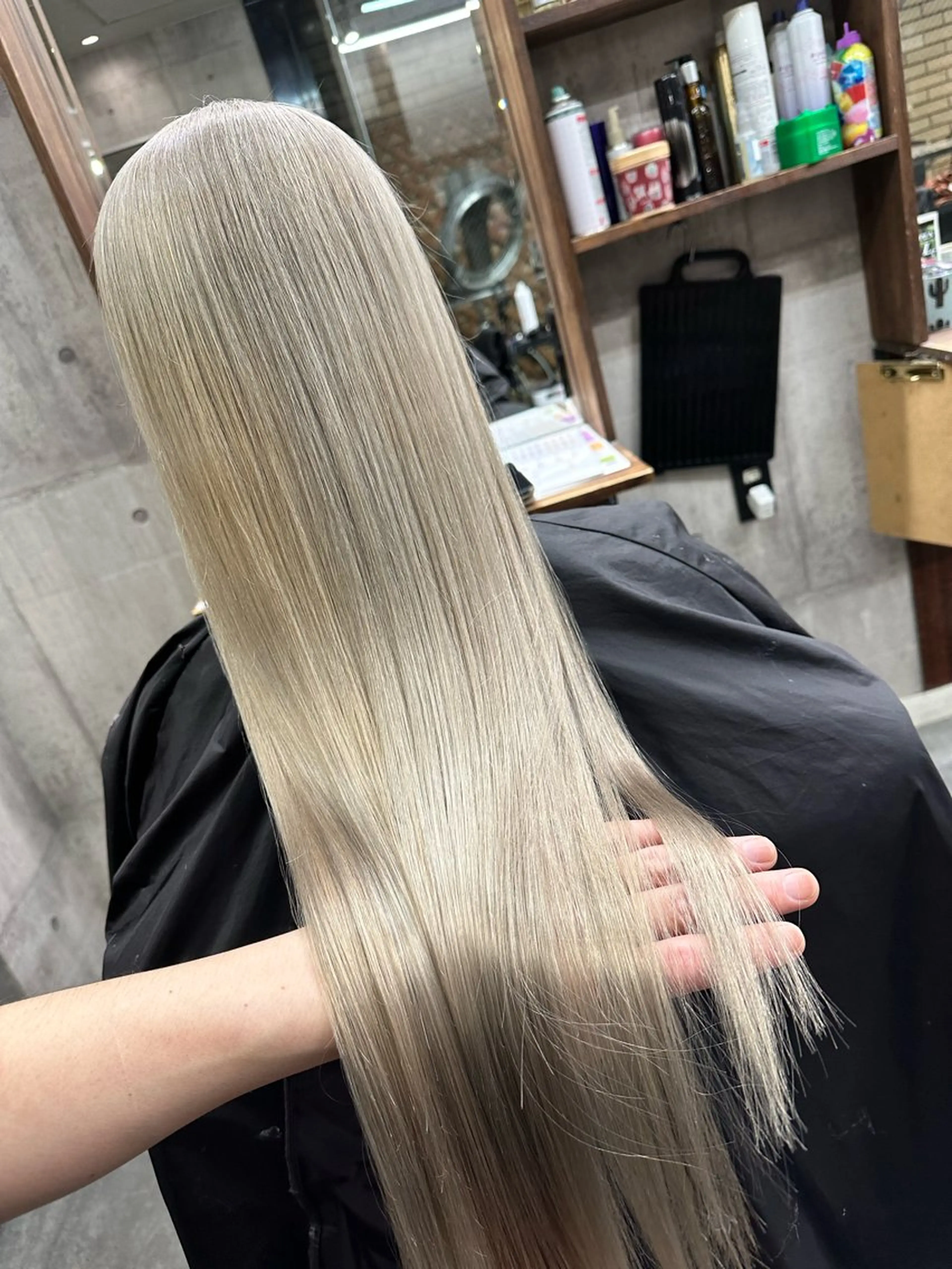 ロング カラー ベージュカラー ブリーチ グレージュ ハイトーンカラー ハイトーングレージュ ヘアカラー トリートメント ヘアセット 難波ブリーチカラー 伊藤洋輝のヘアスタイル