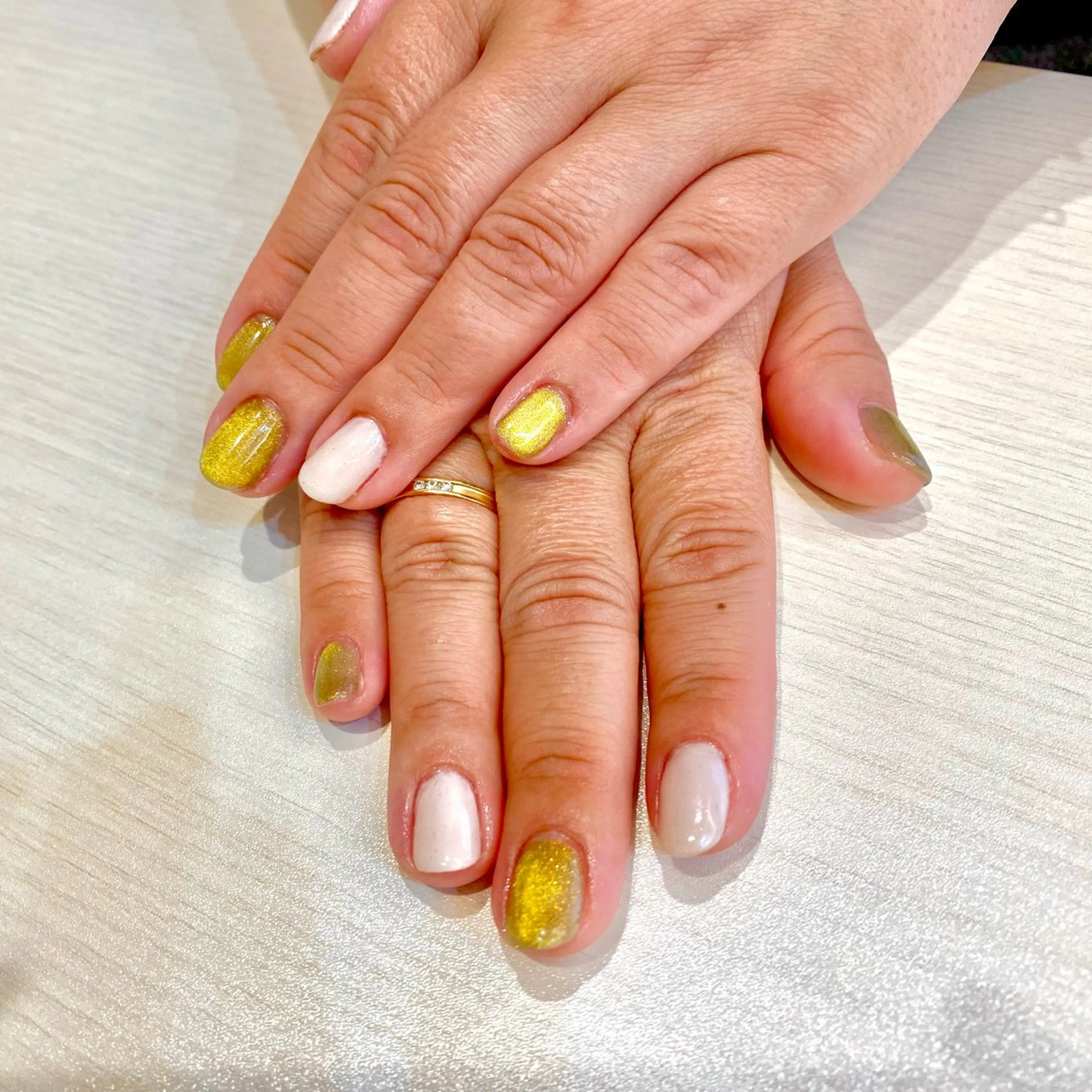 ネイル ワンカラーネイル ホワイト 黄色 齋藤 優花のネイルデザイン
