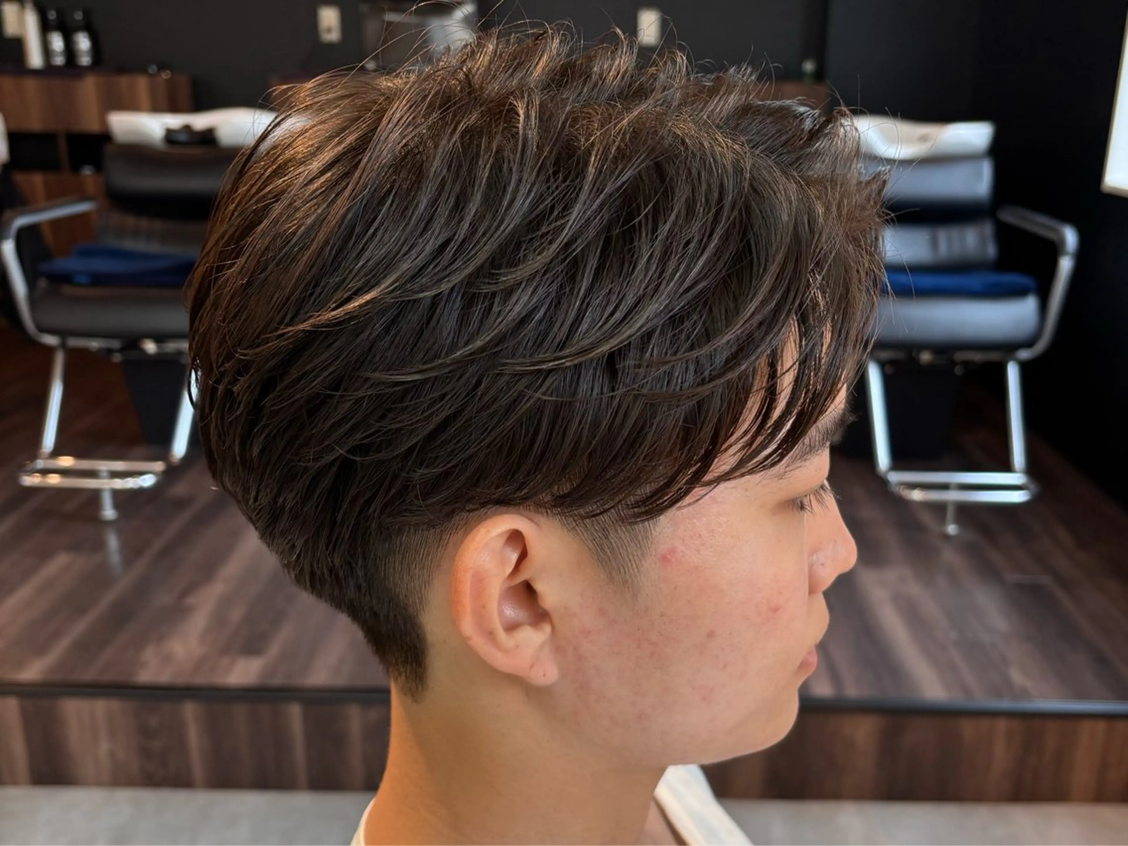 ショート パーマ メンズ センターパート 刈り上げ カット パーマ 男に磨きをかけるフェ ードヘア👊🏼/森のヘアスタイル