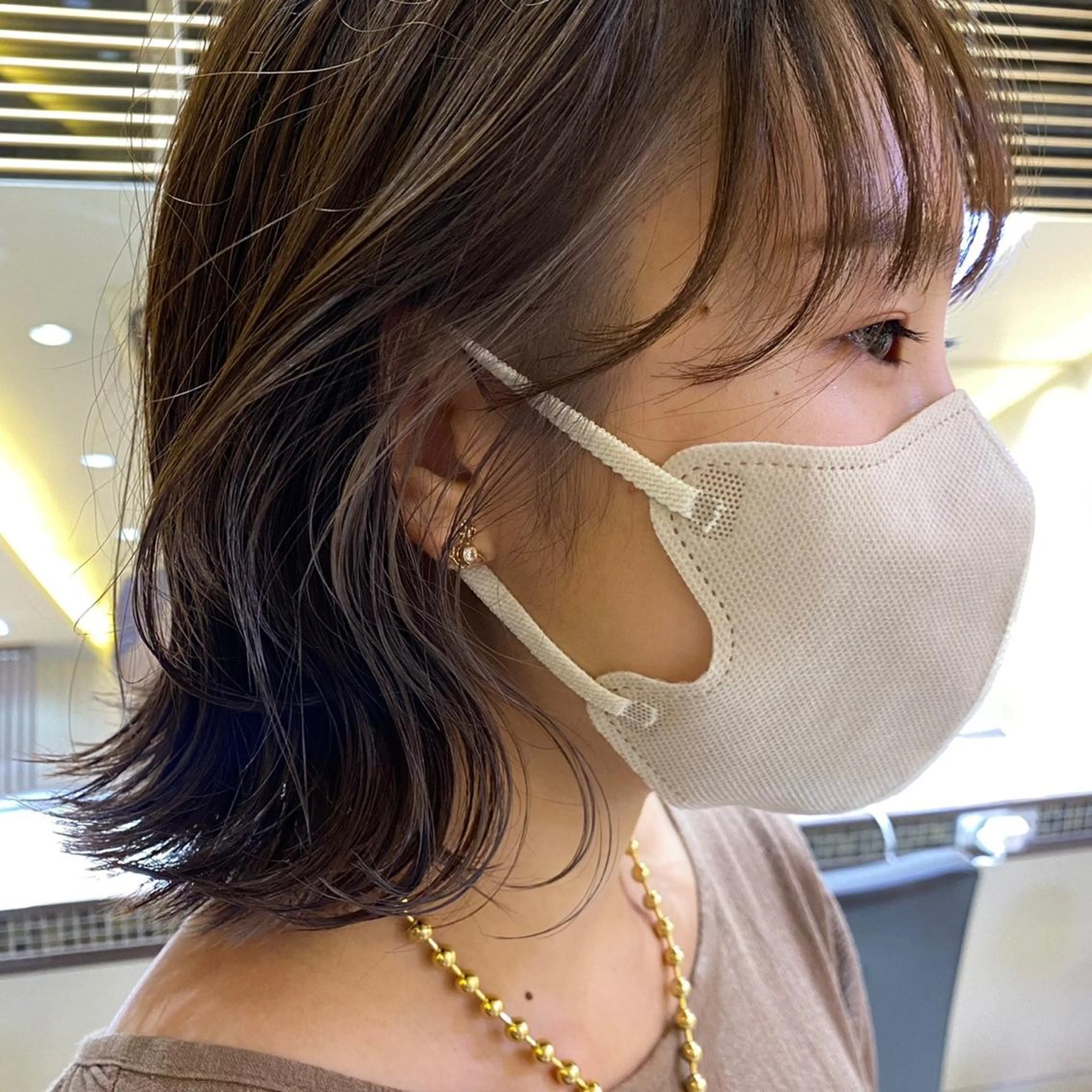 ショート カラー ブリーチ ダブルカラー シルバー ボブ 外ハネヘア ✨垢抜け✨3Dカラー 山本美侑のヘアスタイル