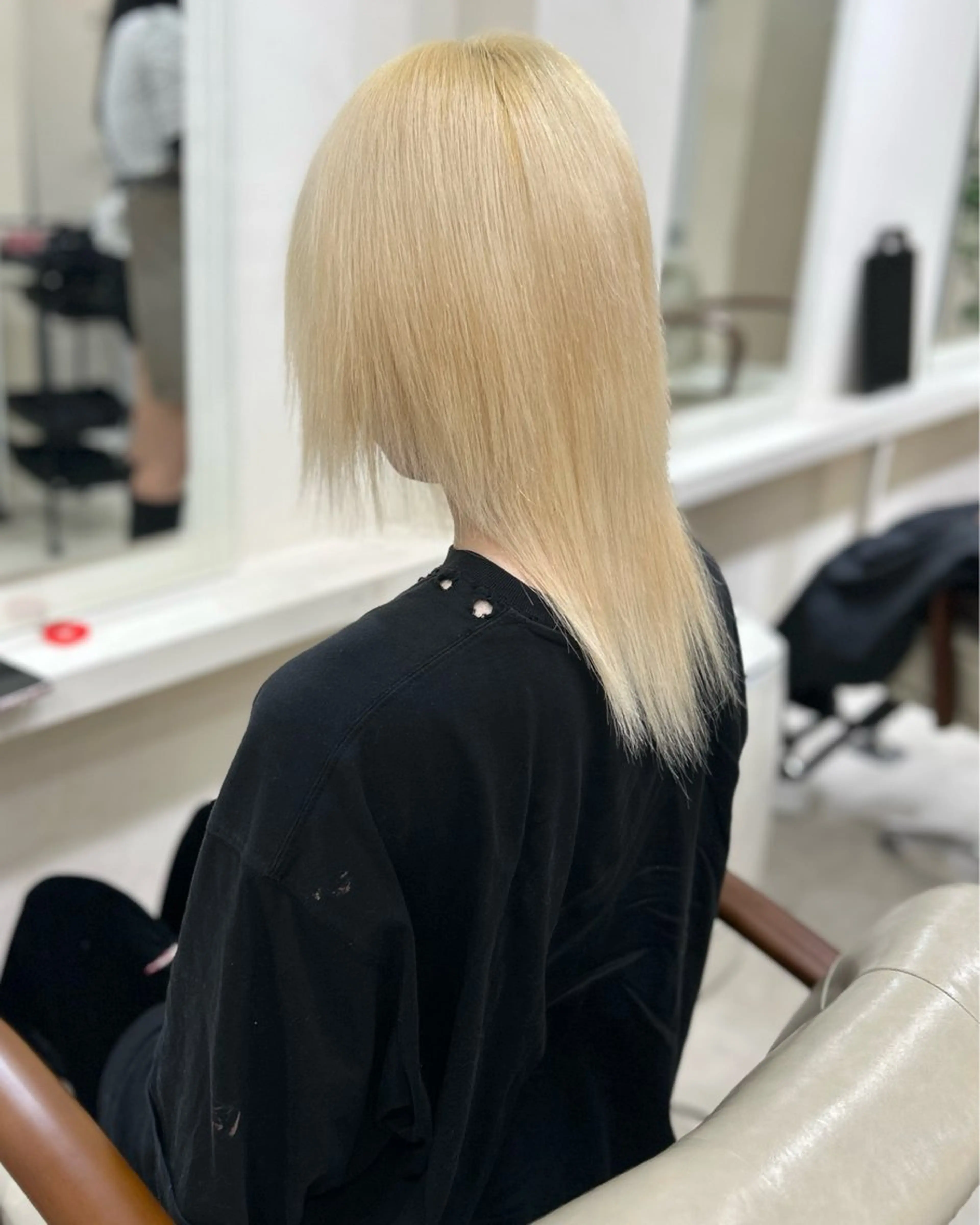 カラー ブロンド ヘアカラー トリートメント carina✂️ ハイトーンカラー🤩のヘアスタイル