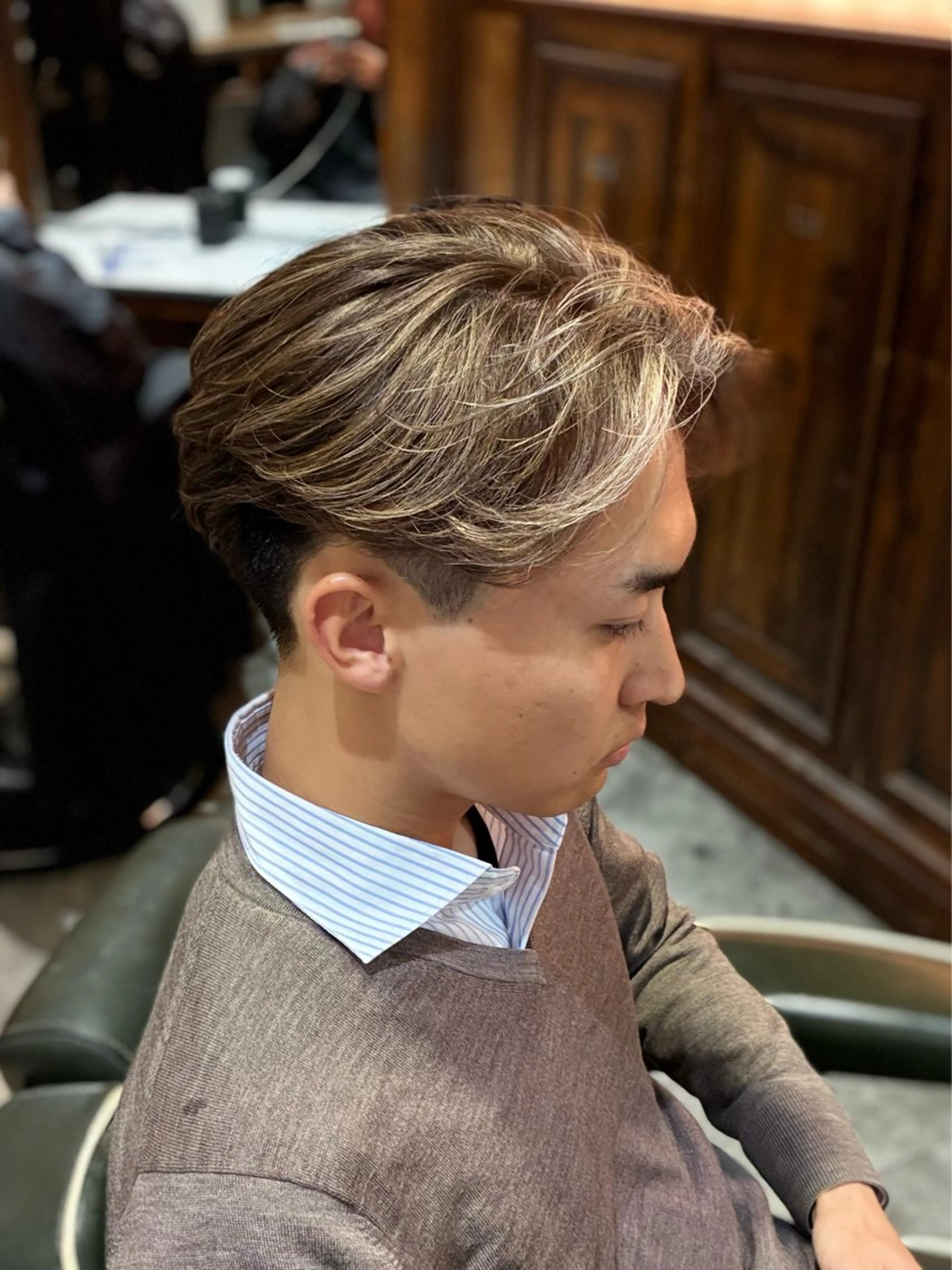 ミディアム カラー メンズ センターパート メンズハイライト メンズメッシュ 透明感カラー ハイライトカラー カット ヘアカラー Salon de L&R所属・メンズ特化 翔平のヘアスタイル