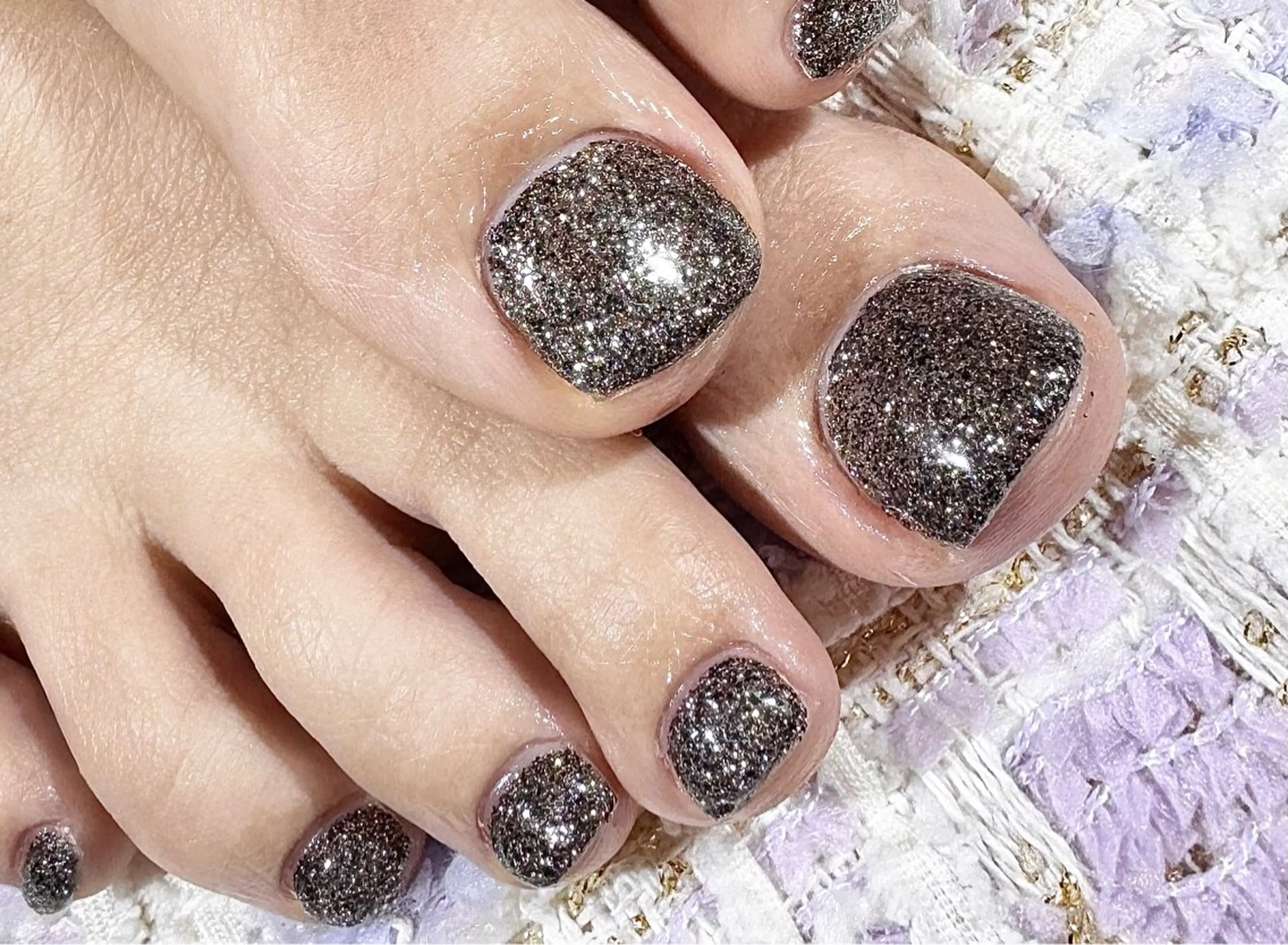 ネイル フットネイル ジェルネイル ラメ(グリッター) メンズネイル シルバー フットネイル マイムネイル所属・MIMnail メンズネイリストのネイルデザイン