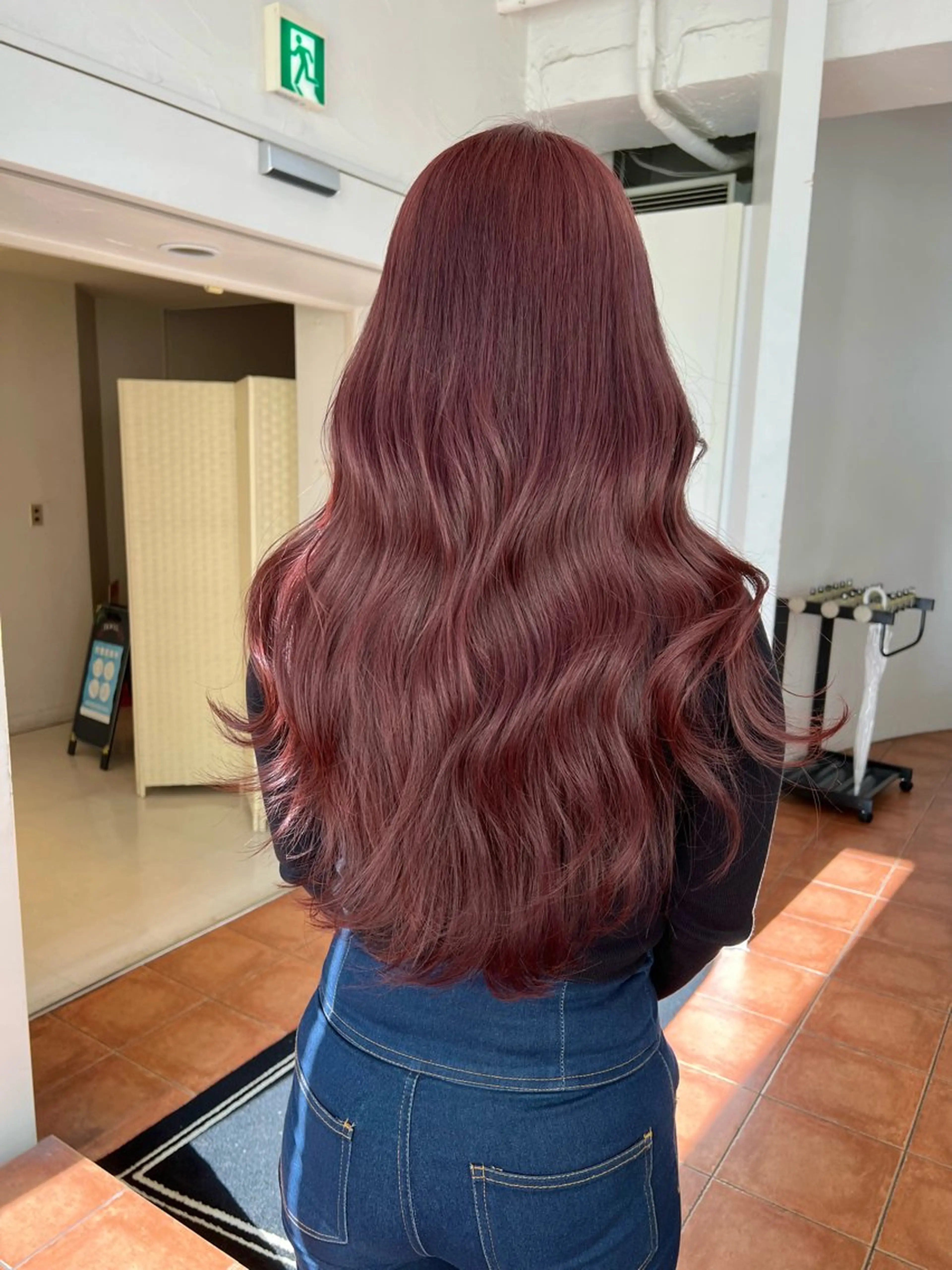 ロング カラー カシス レッドカラー JEWIL SHIBUYAのヘアスタイル