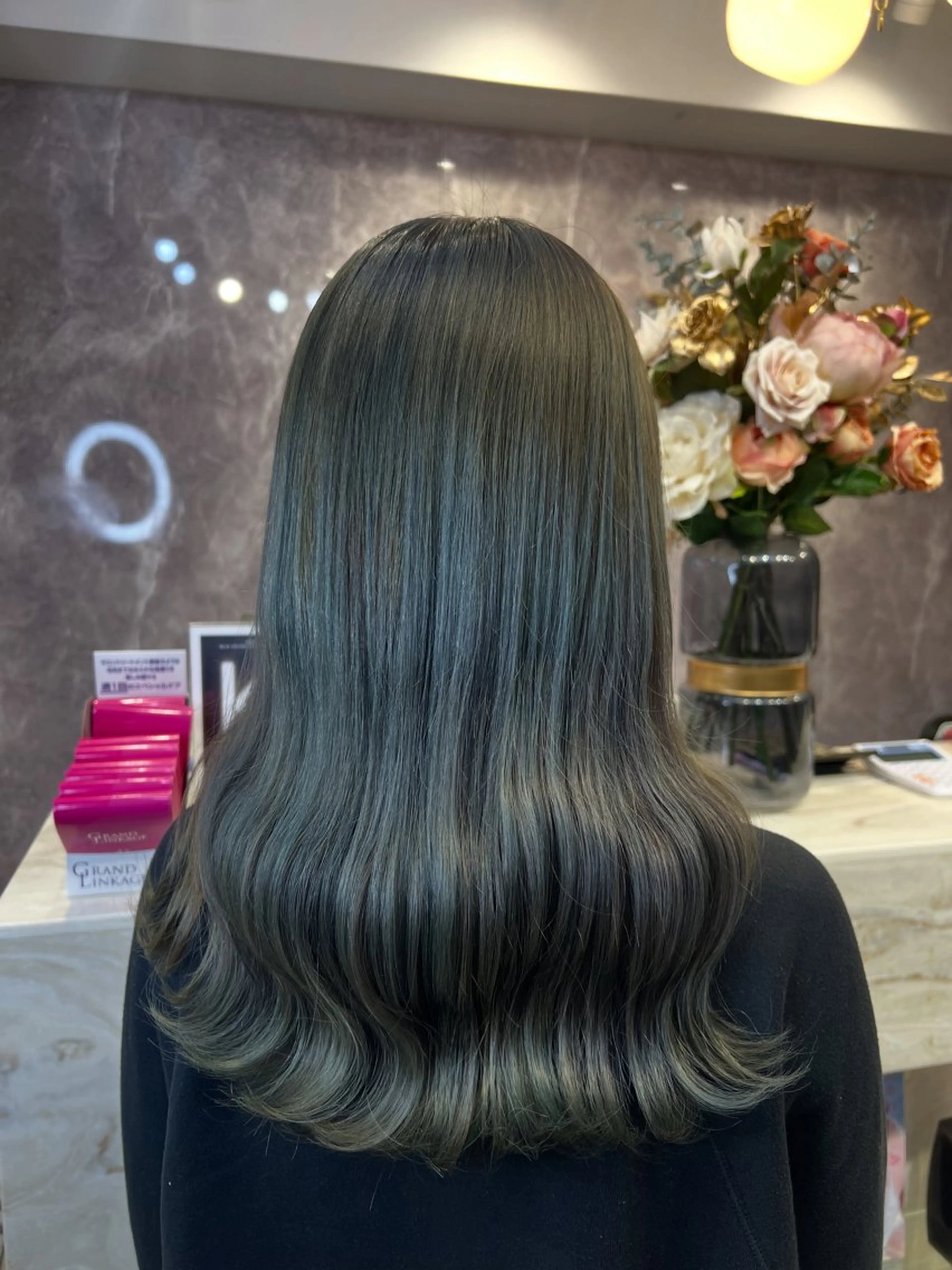 セミロング カラー ベージュカラー ブリーチ ケアブリーチ 透明感カラー デザインカラー ヘアカラー トリートメント ヘッドスパ ハイトーン/髪質改善 🦋KASUGA🖤のヘアスタイル