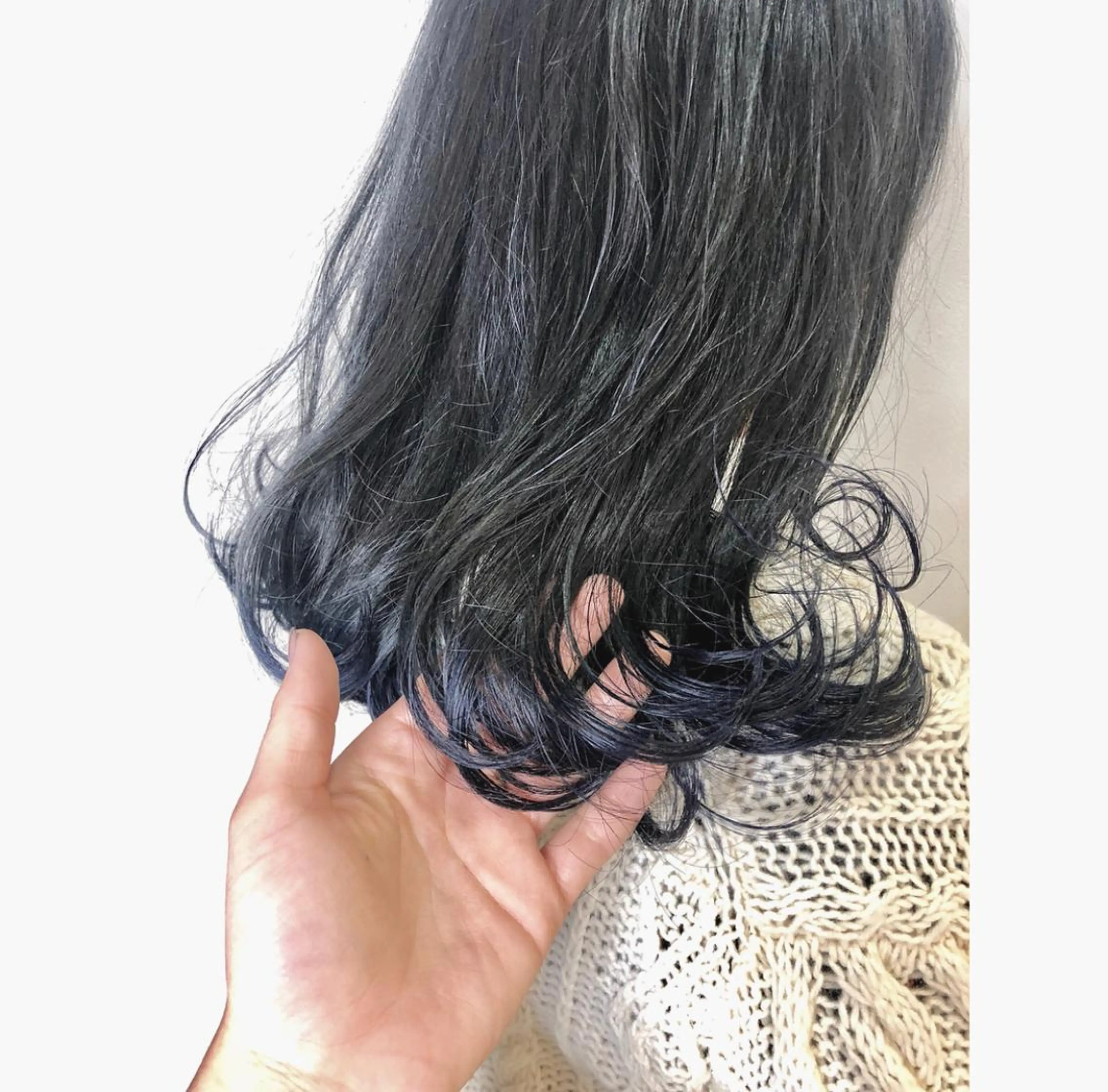 セミロング カラー ブルーカラー デザインカラー グラデーションカラー 岩田 萌那のヘアスタイル