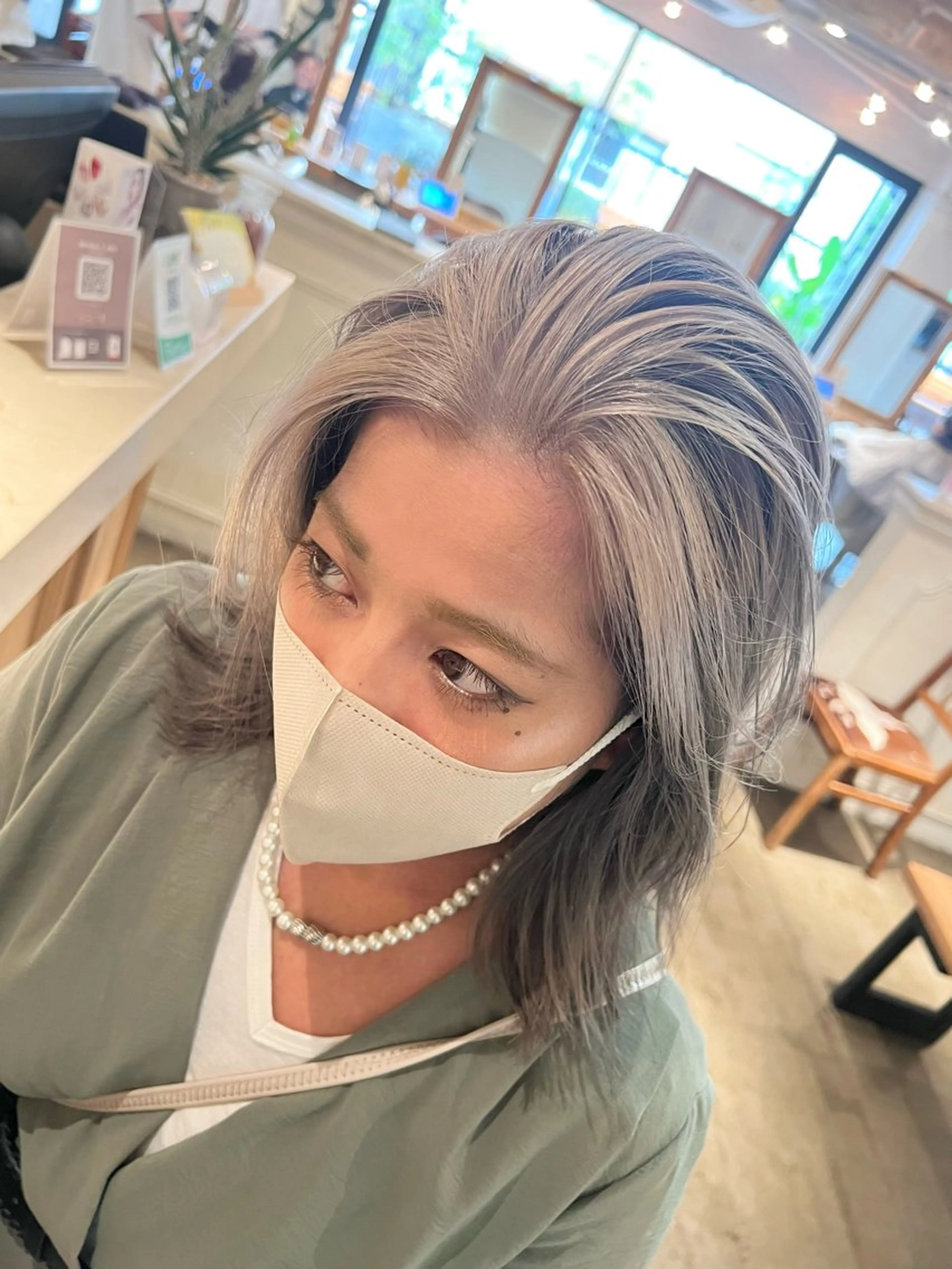 ミディアム カラー ミストバング ブリーチ  フェイスフレーミング かきあげバング カット ヘアカラー トリートメント ハイライト/インナー /ブリーチ/レイヤーのヘアスタイル