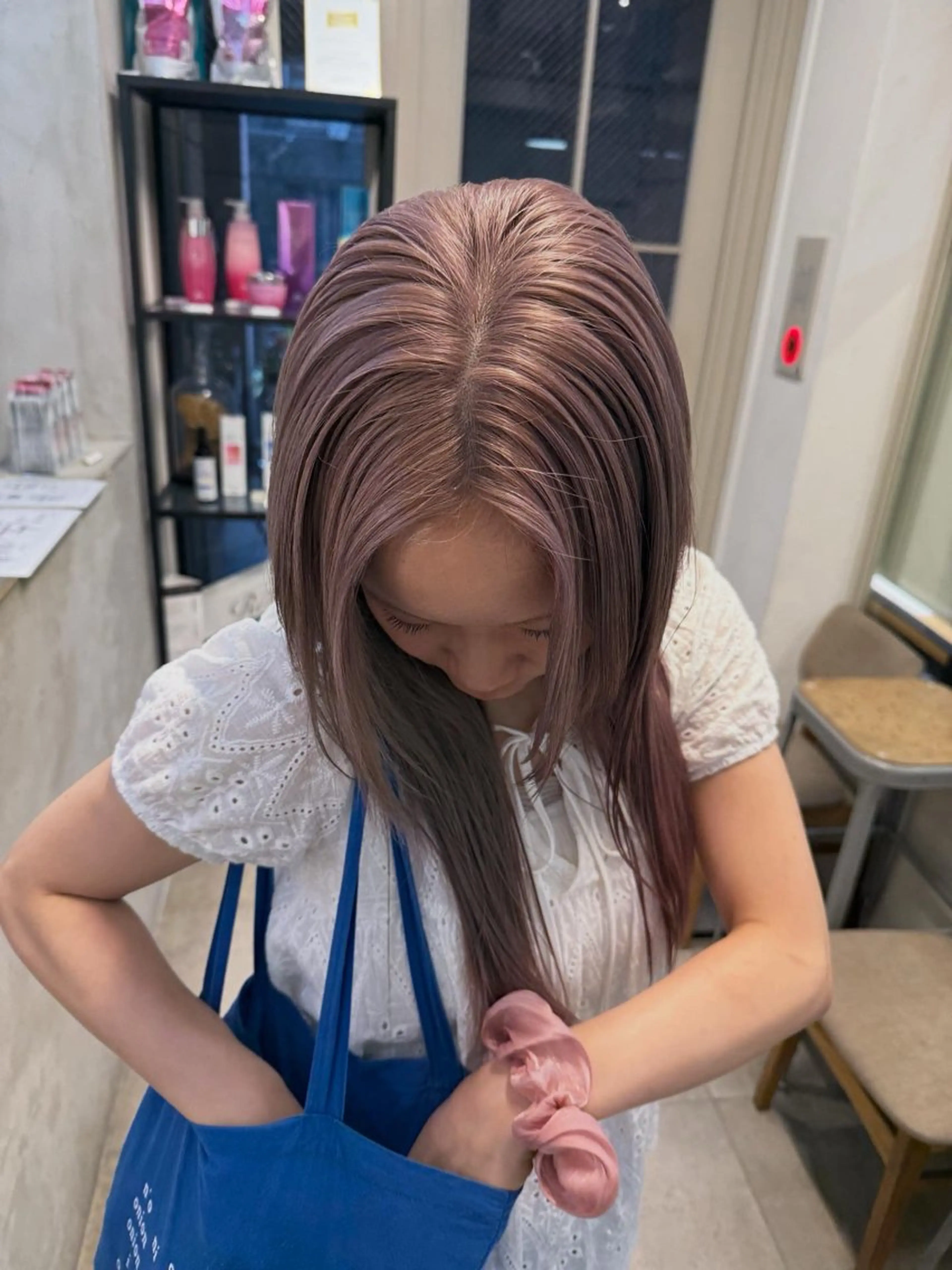 ロング カラー ミルクティー× グレージュMOMOのヘアスタイル