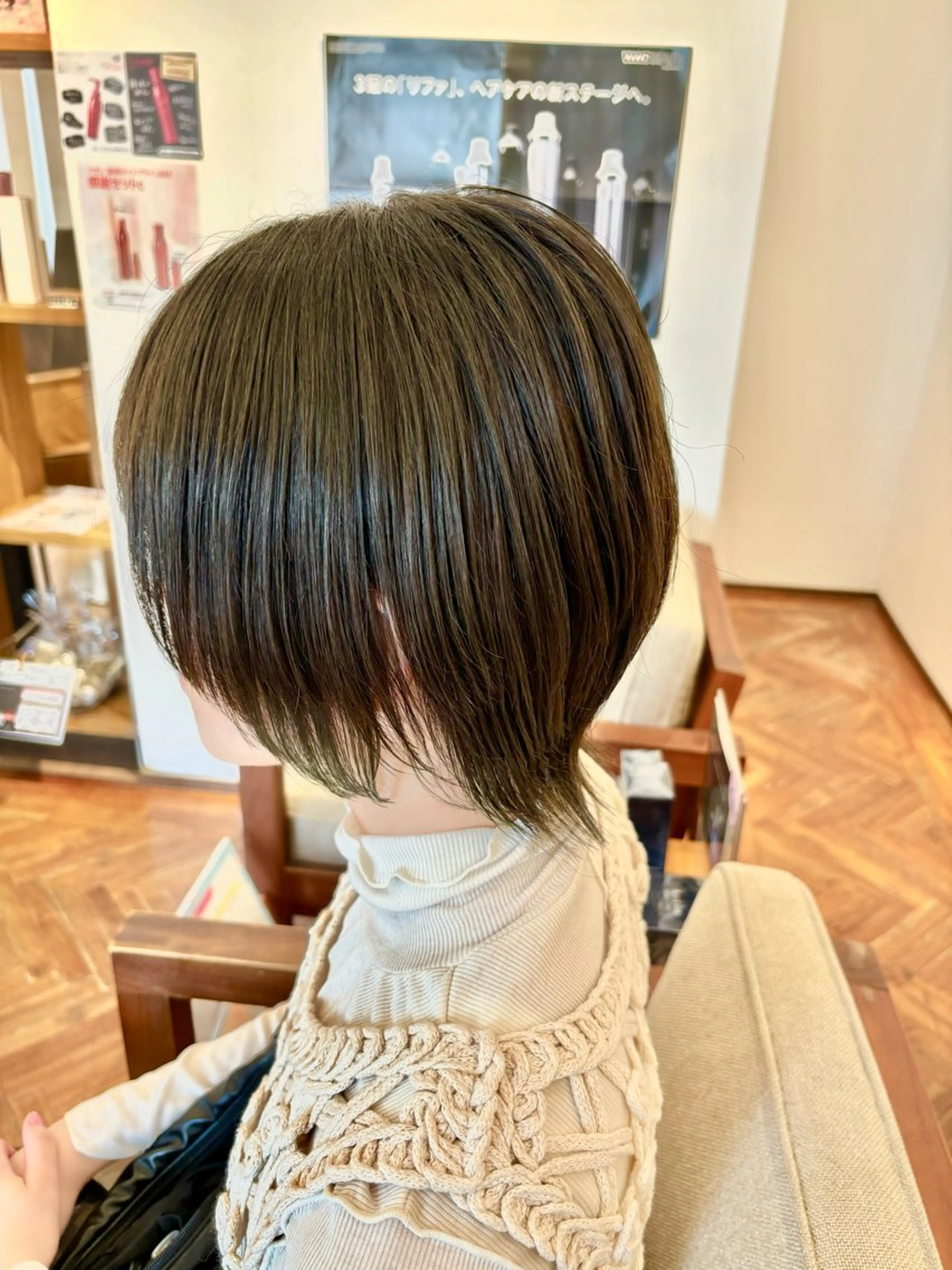 ミディアム カラー イヤリングカラー グレージュ イルミナカラー ボブ レイヤーカット 秋山知穂🌸縮毛矯正 ショートお任せ🌸のヘアスタイル