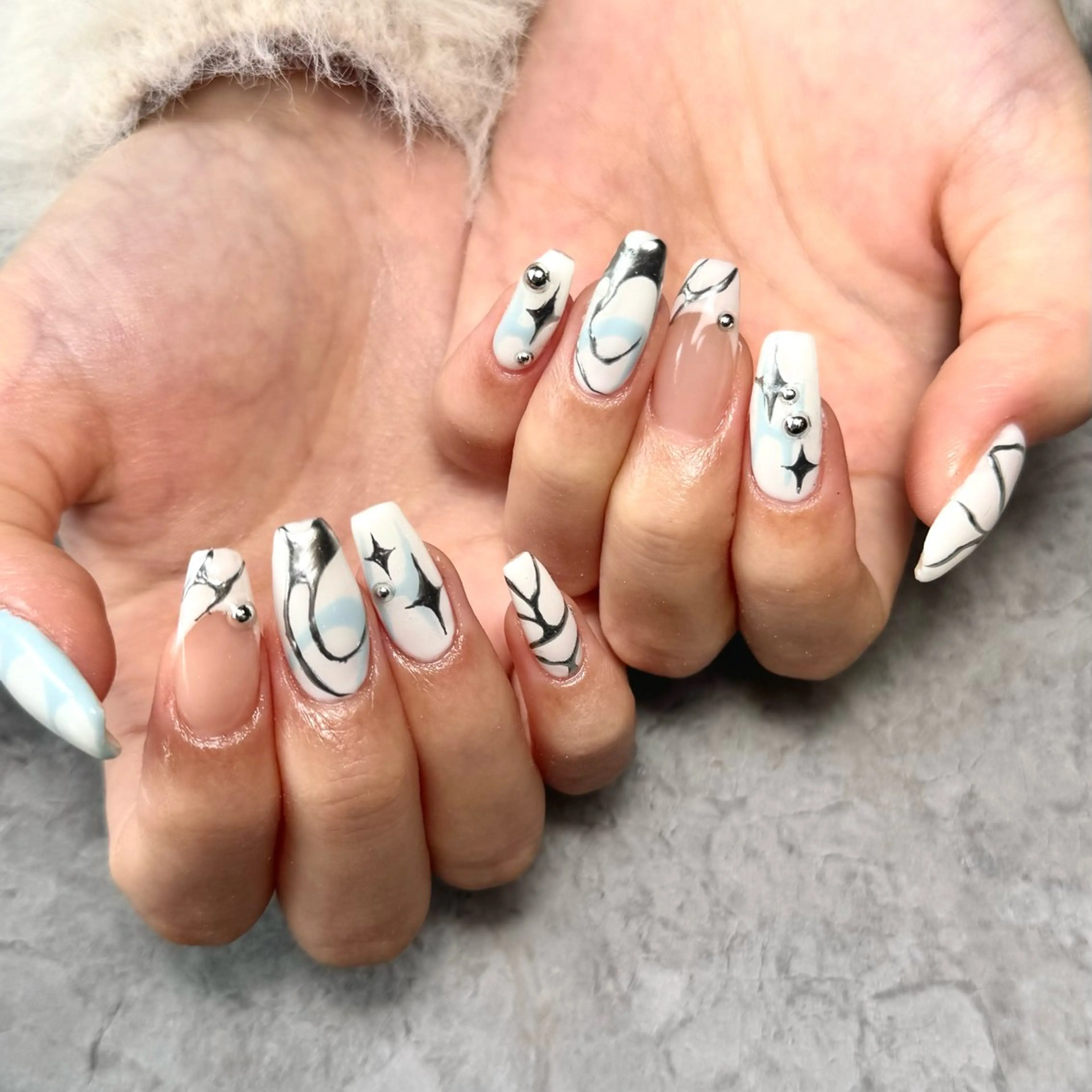 ネイル フレンチネイル キラキラネイル シルバー ハンドネイル Nail Salon Lillion【リリオン】所属・lillion karenのネイルデザイン