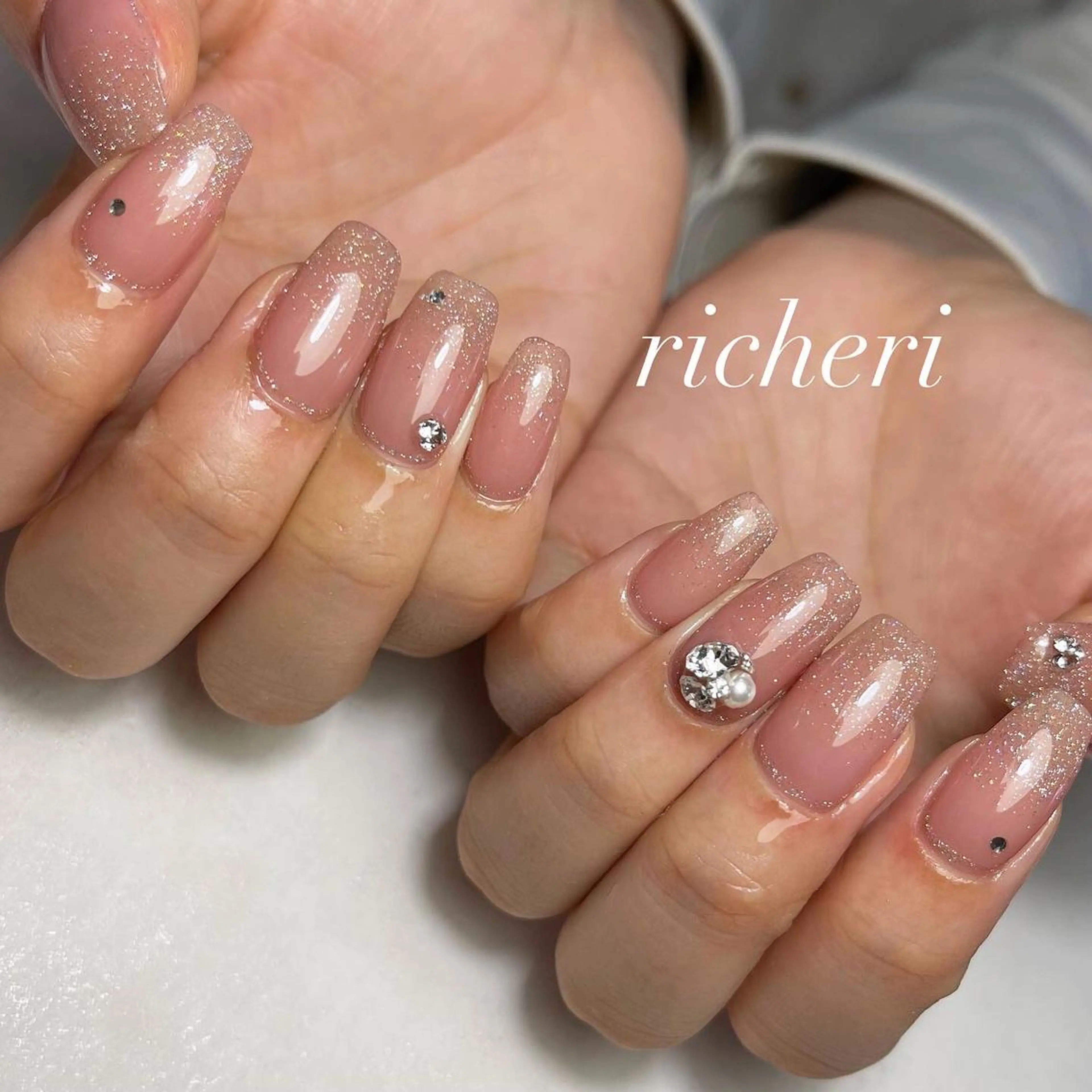 ミディアム ネイル 韓国風ヘア フラッシュネイル フラッシュマグ フレンチネイル ジェルネイル ハンドネイル richeri beautyのエステ・リラクイメージ