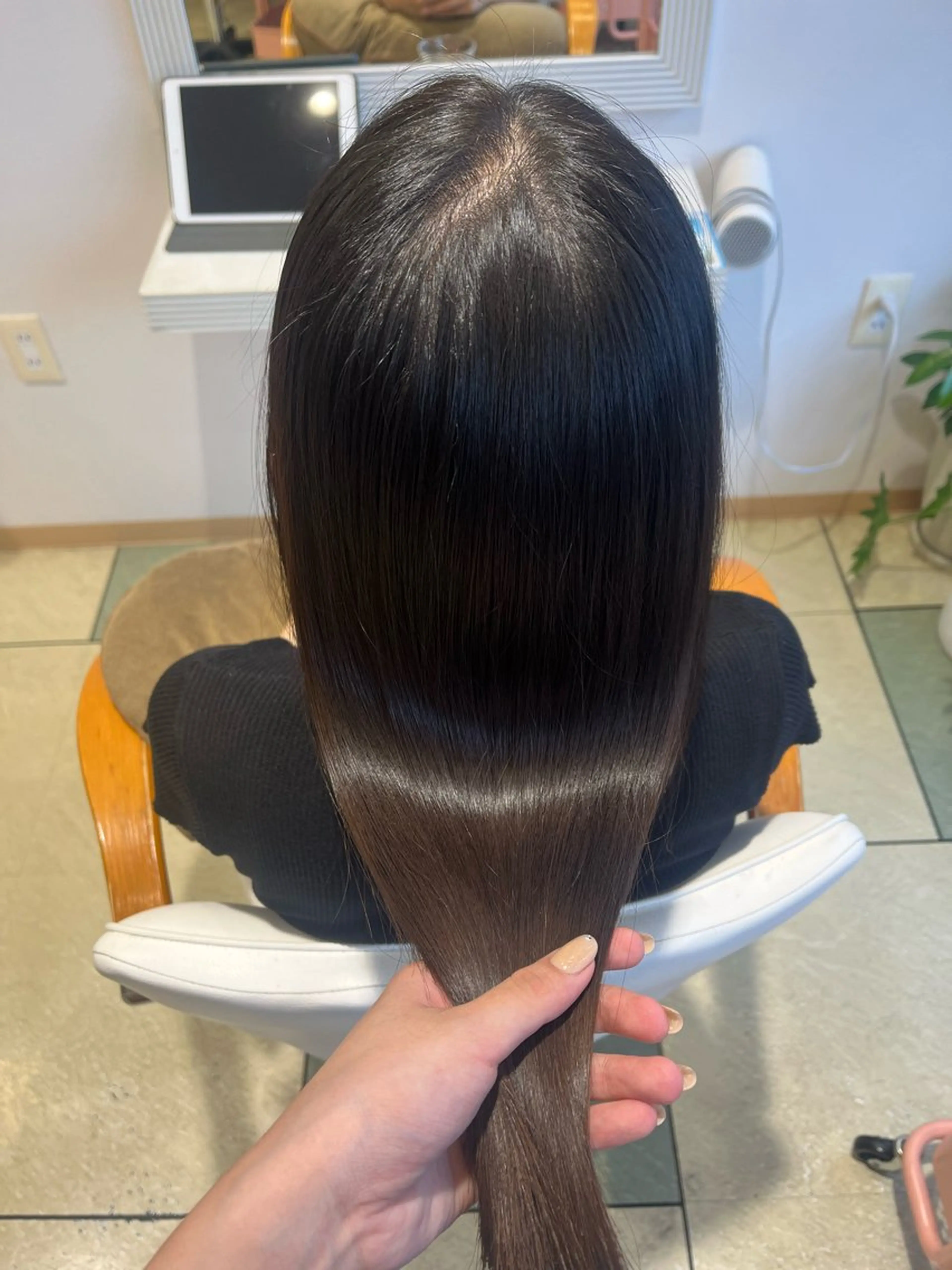 ロング パーマ カット 縮毛矯正 トリートメント ベージュカラー⌇﻿ くびれヘア.𐙚心音のヘアスタイル