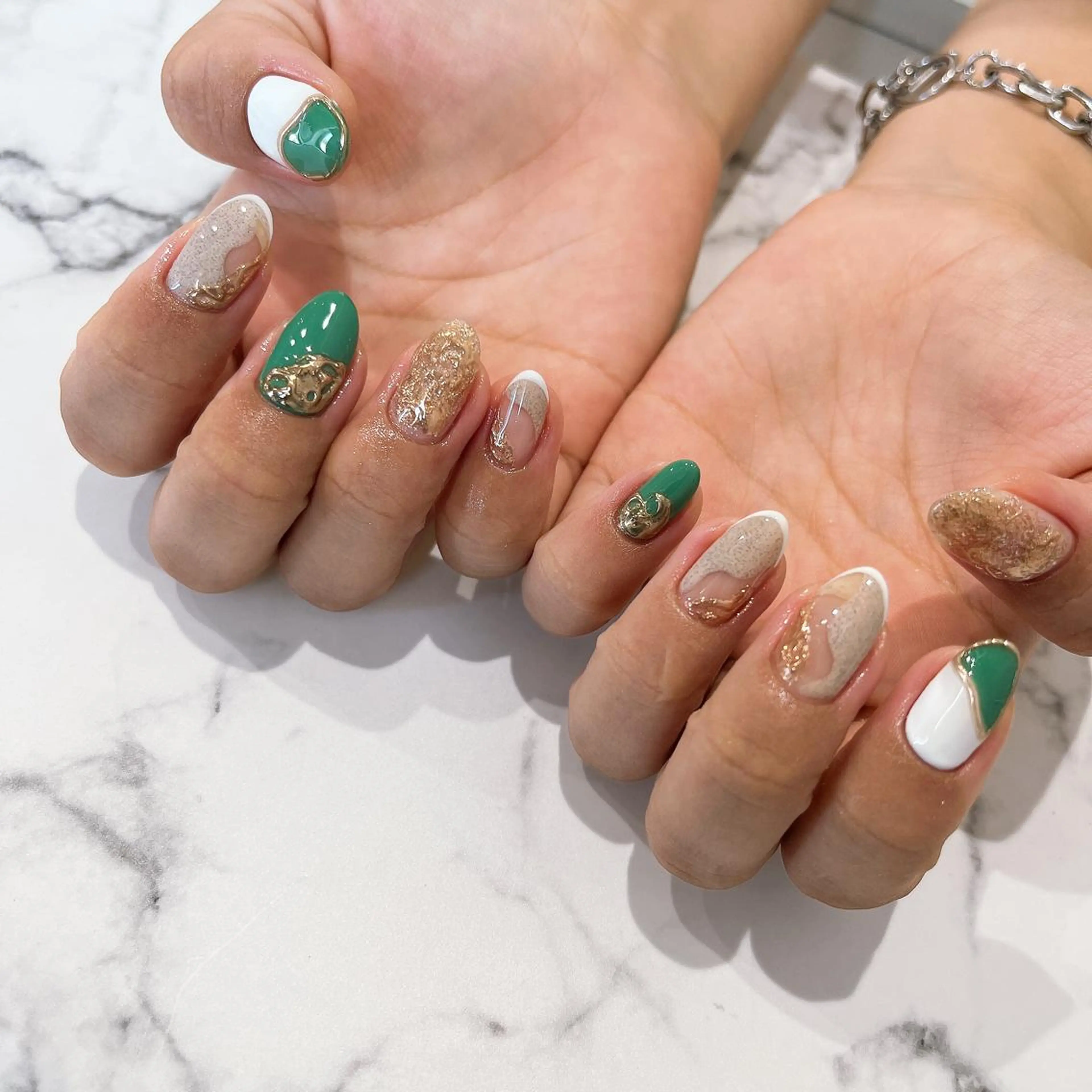 ネイル フットネイル フレンチネイル ジェルネイル ラメ(グリッター) ラメグラデーション ハンドネイル NEO Beauty Salon所属・𝐍𝐄𝐎 𝐉𝐔𝐑𝐈のネイルデザイン