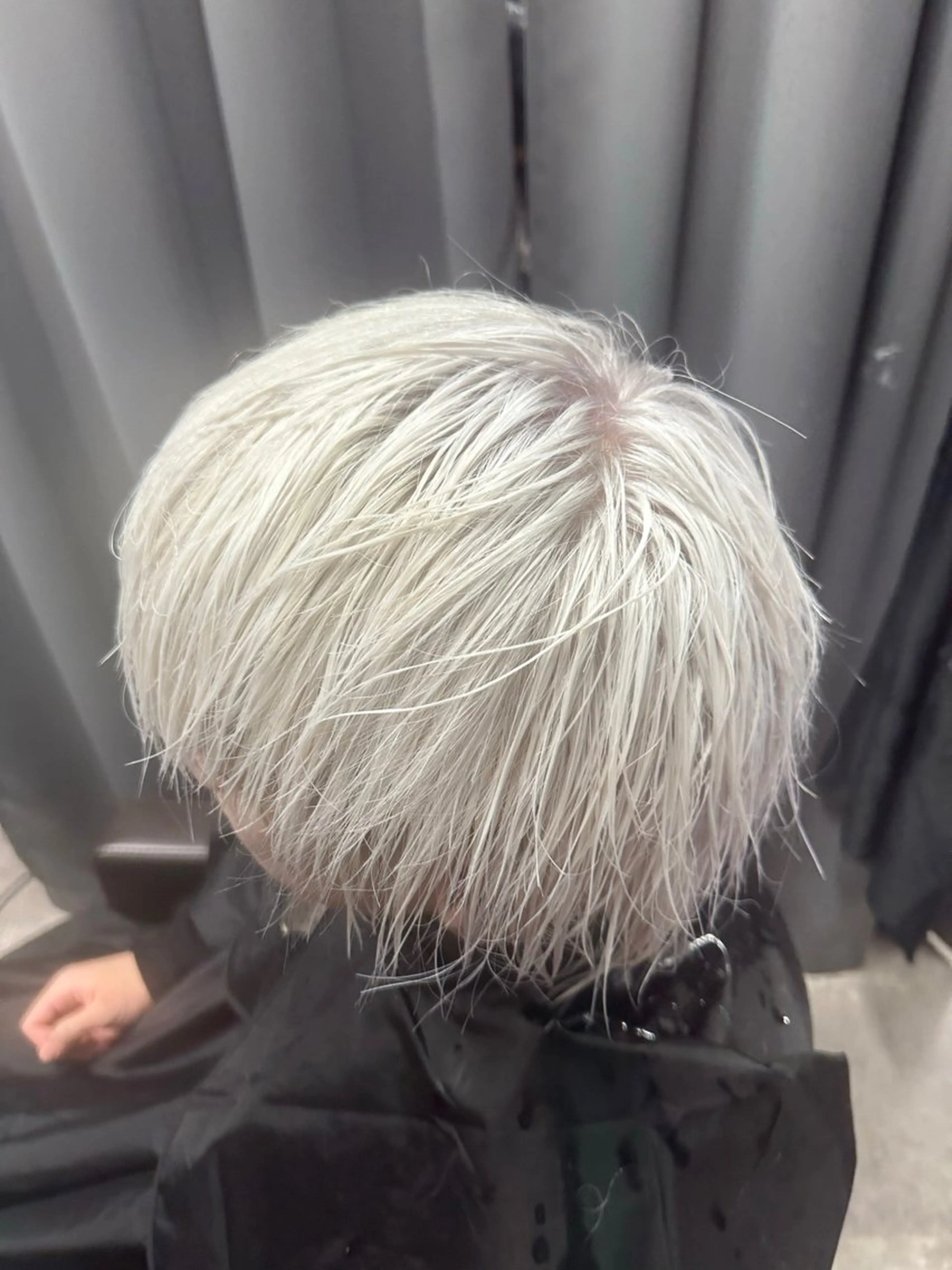 カラー メンズ TAKUMI ハイトーン/ウルフのヘアスタイル