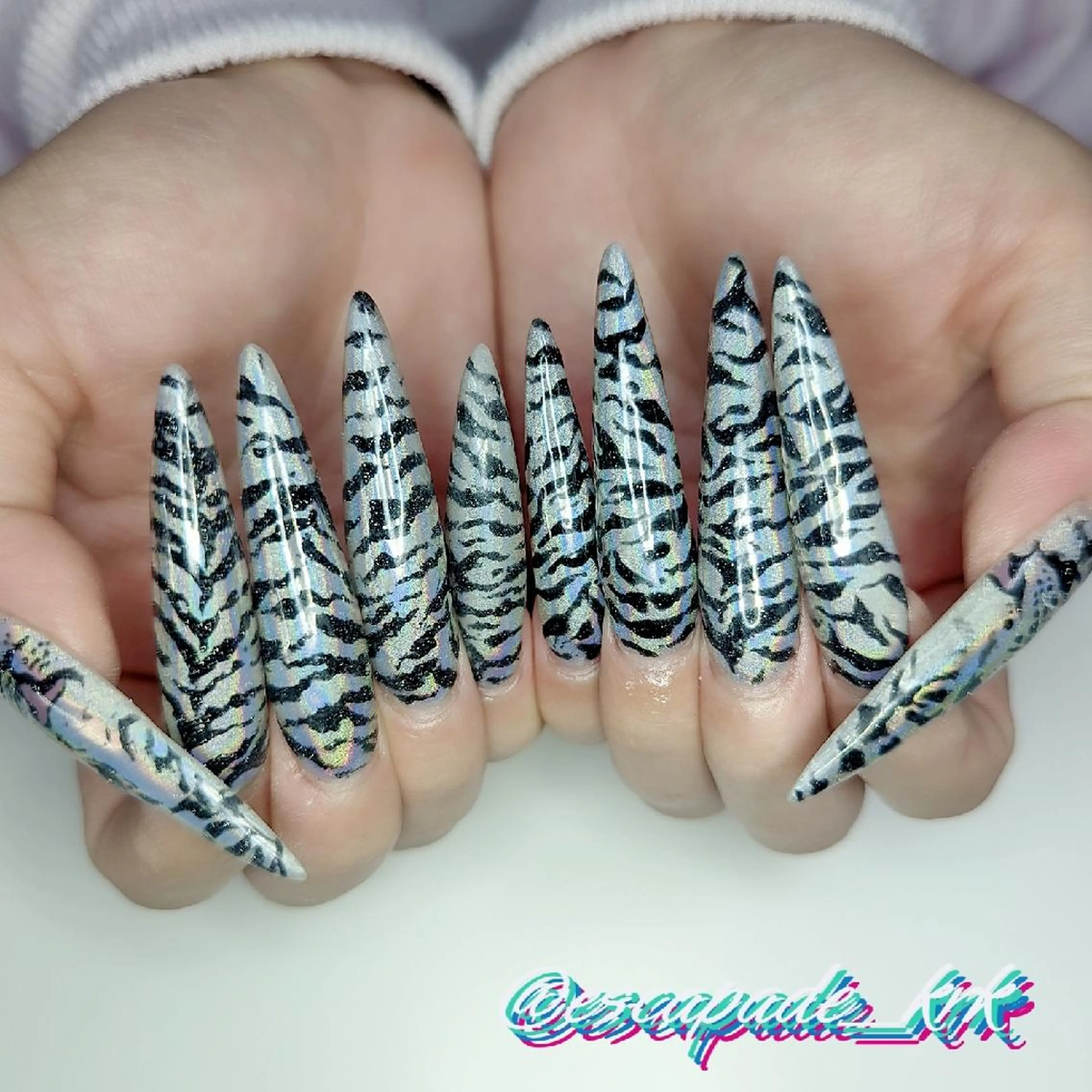 ロング ネイル ホワイト ハンドネイル クロキ 。のネイルデザイン