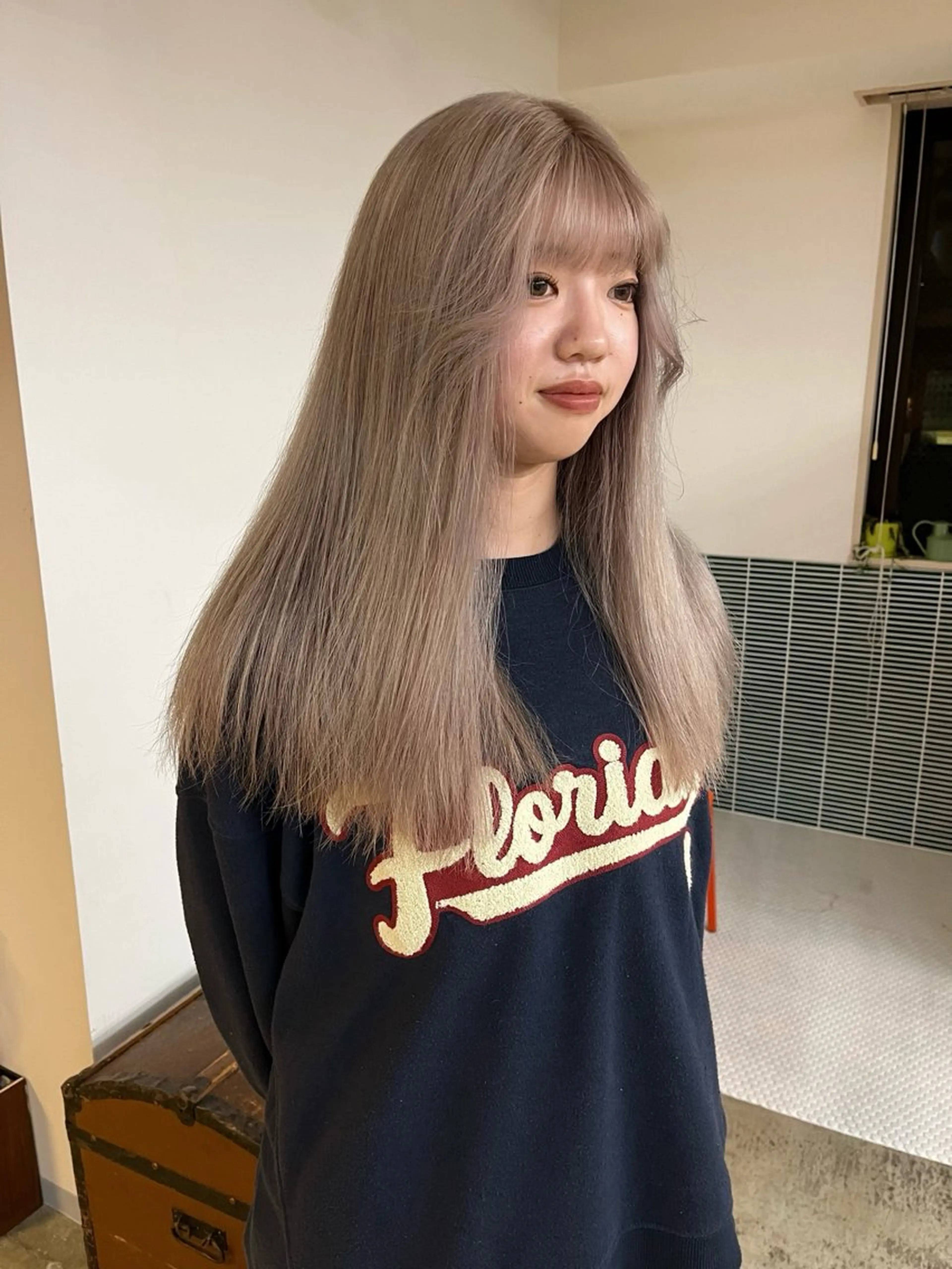 セミロング カラー ブリーチ グレージュ ミルクティーグレージュ カット ヘアカラー トリートメント 🩷ハイトーン透明感 レイヤー🩷ユリカのヘアスタイル