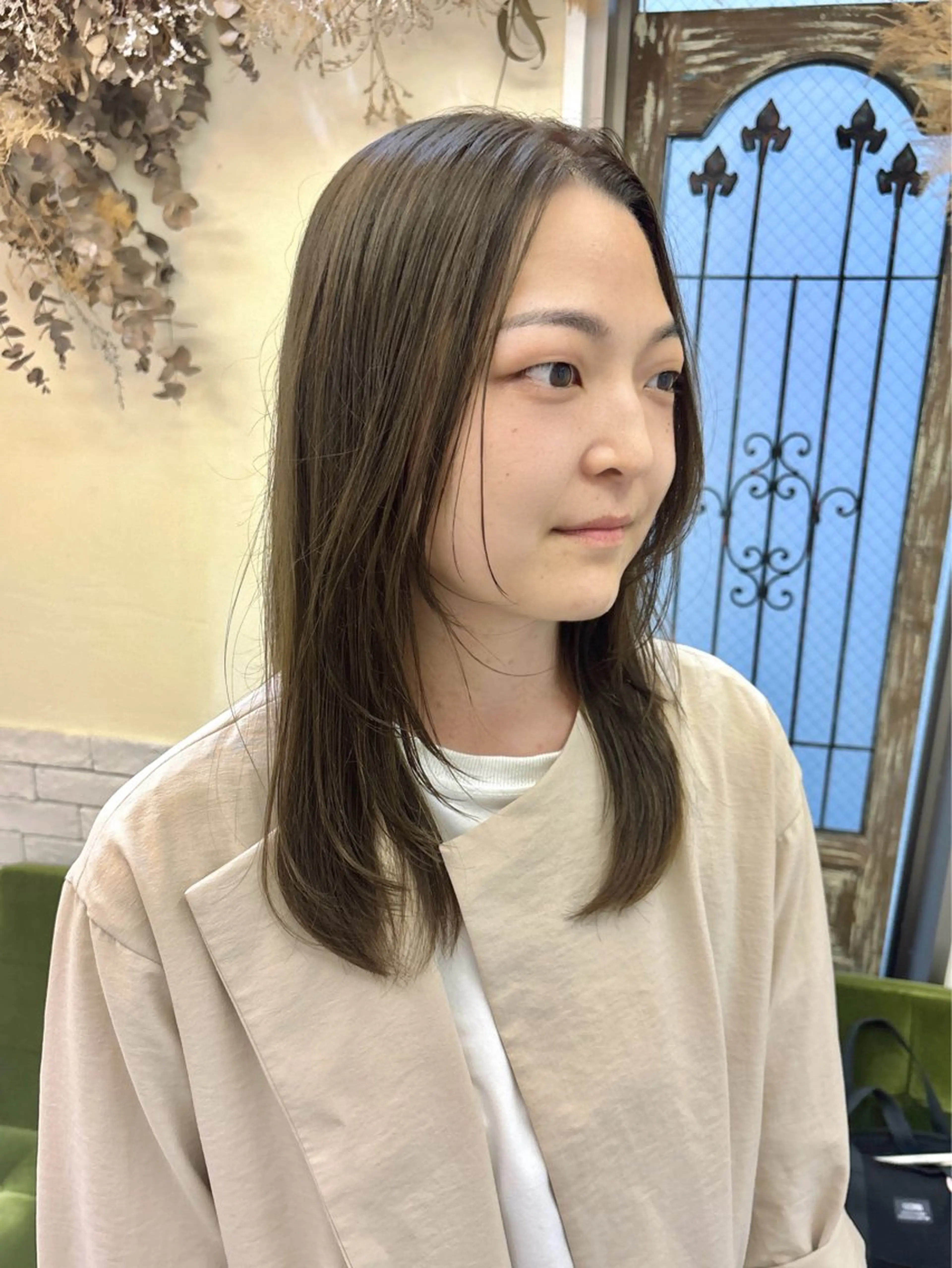 セミロング カラー ベージュカラー ブリーチ オリーブベージュ 大久保 愛のヘアスタイル
