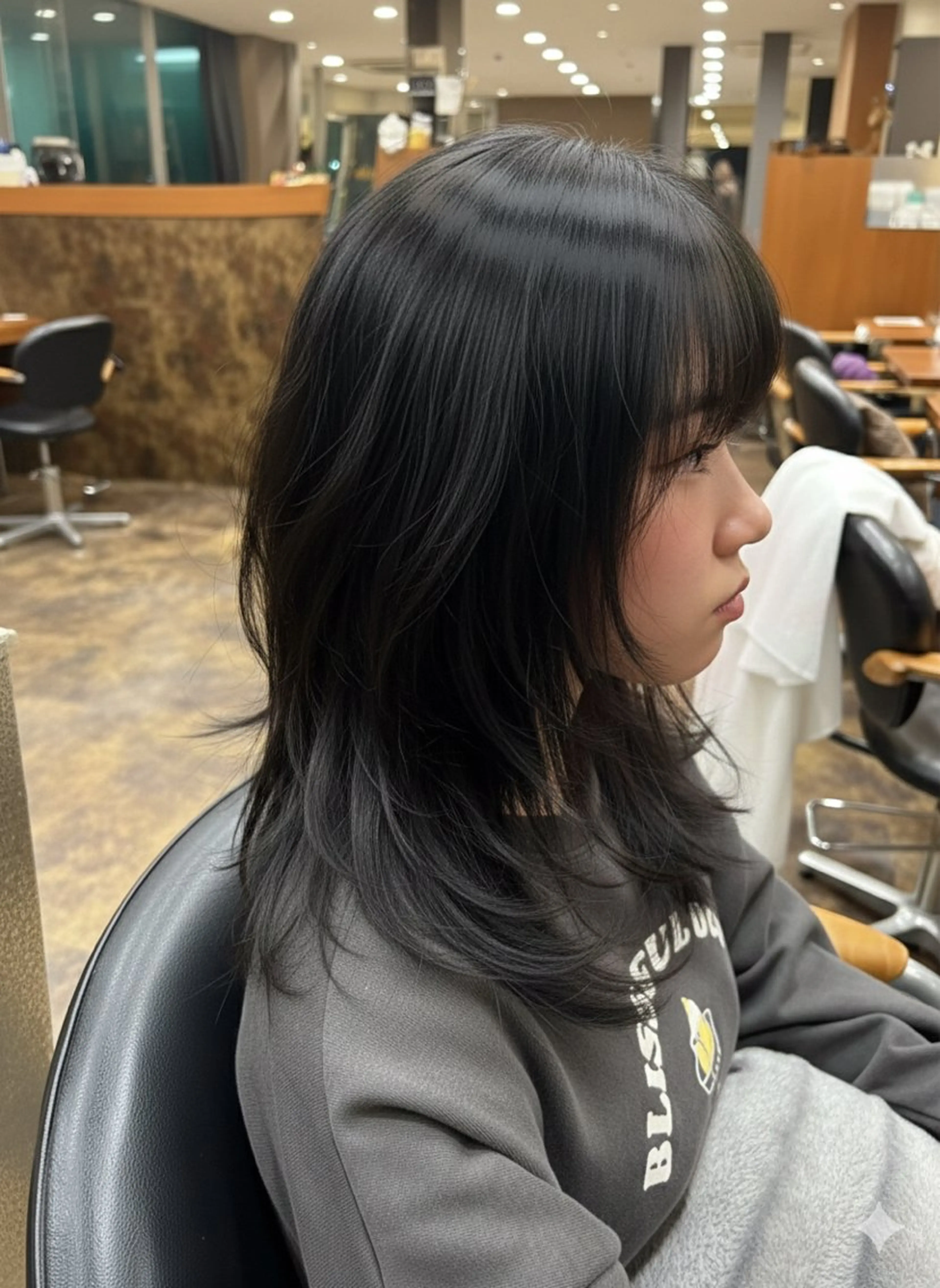 ミディアム カット 落合 ちりのヘアスタイル