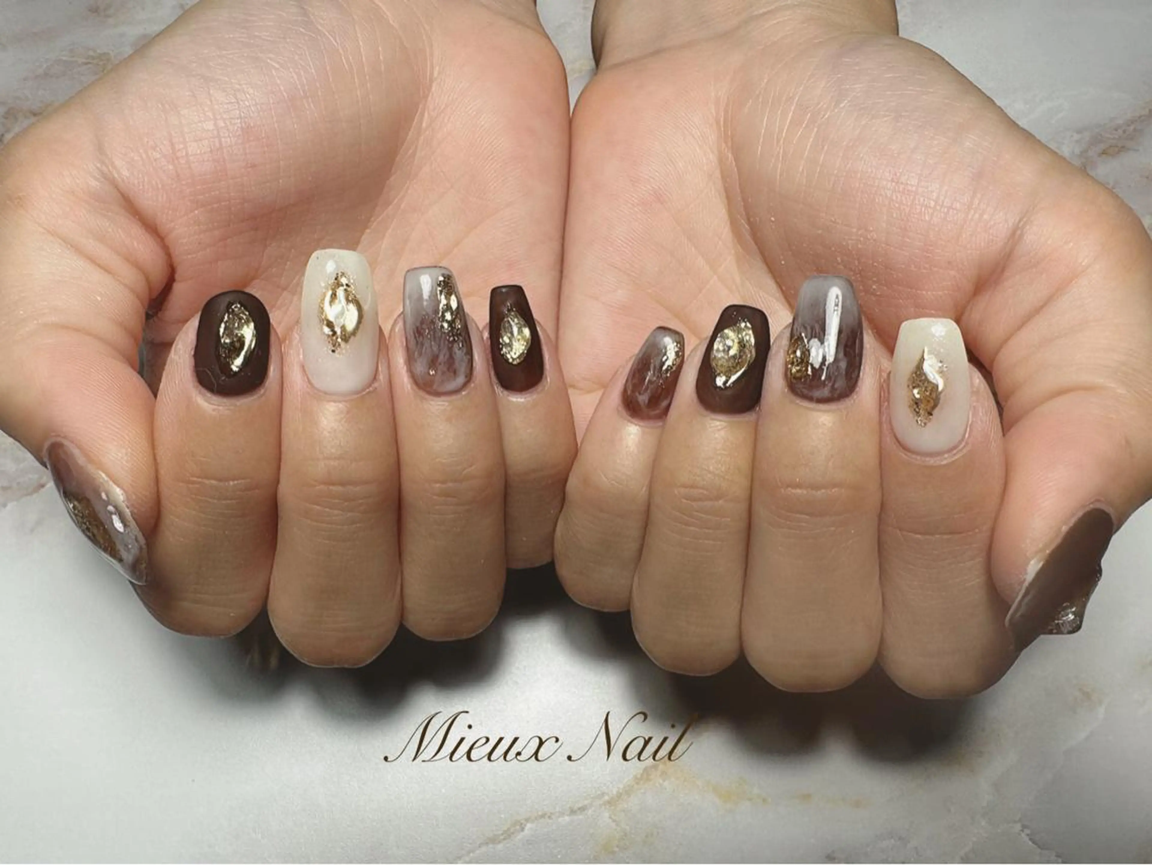 ネイル ブルー ブラウン 大理石ネイル(マーブル) ミラーネイル ニュアンスネイル ハンドネイル 市川 麻衣子のネイルデザイン