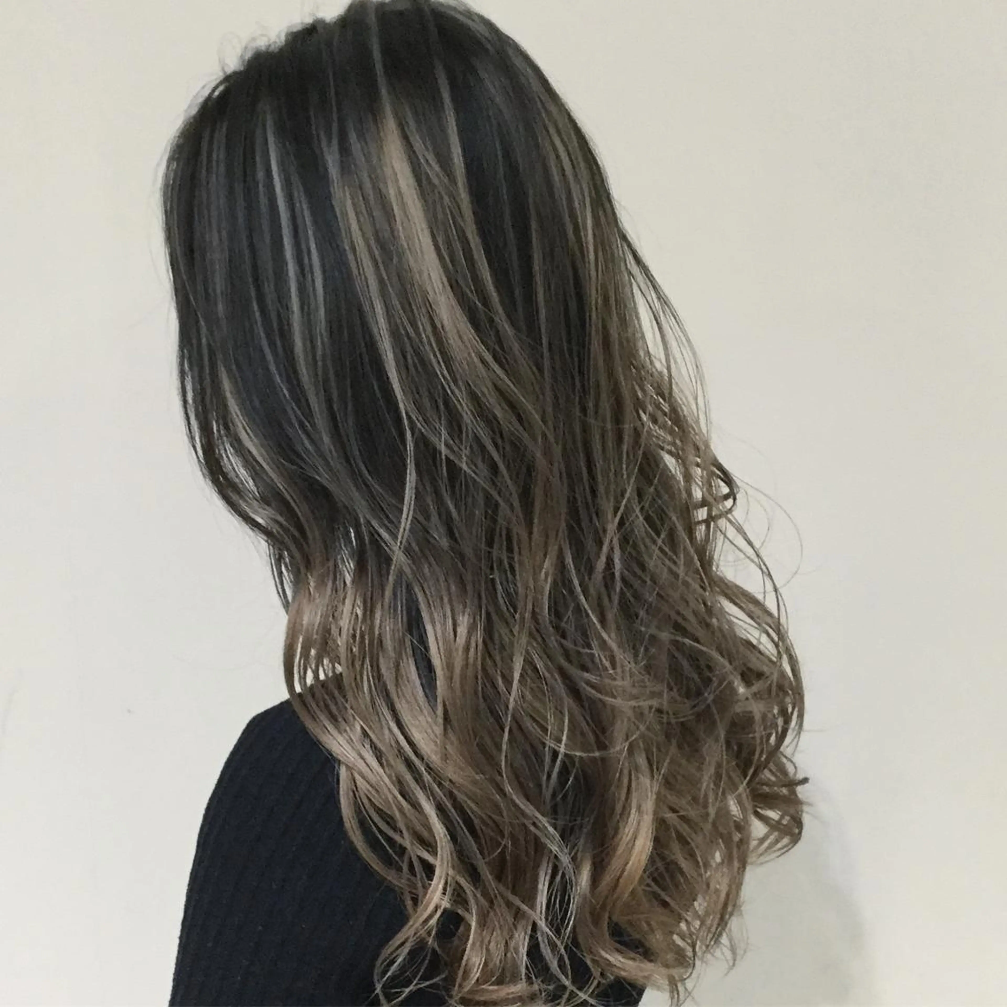 ミディアム カラー アッシュ アッシュグレー アッシュグレージュ バレイヤージュ ベージュカラー AMI Hair  supply所属・髪質改善カラー 韓国風レイヤーのヘアスタイル