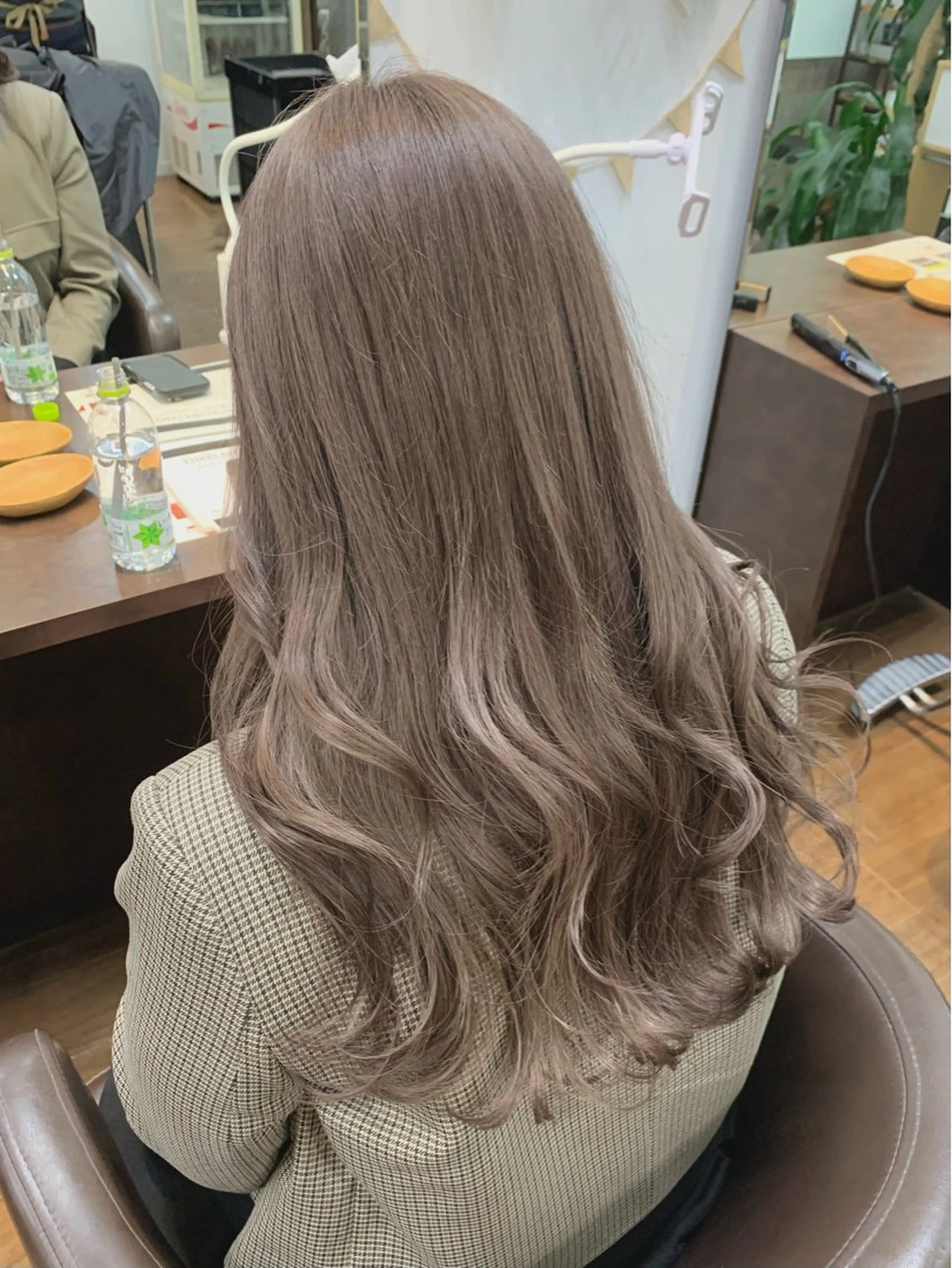 ロング カラー ブリーチ グレージュ ラベンダーカラー ラベンダーグレージュ ラベンダーグレー ヘアカラー トリートメント 小笠原 菜緒のヘアスタイル