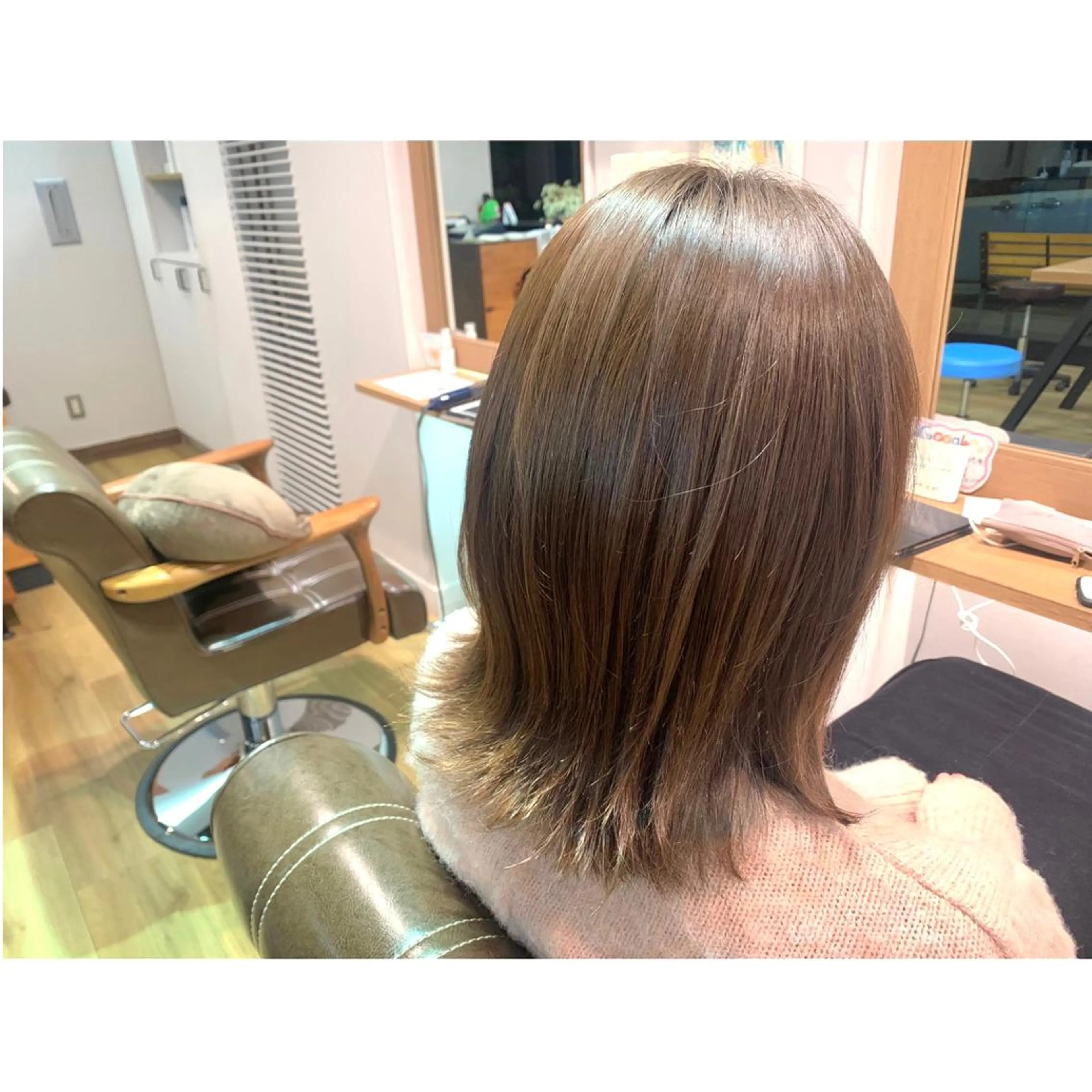 ミディアム カラー アッシュ ベージュカラー ヘアカラー トリートメント ツキダテ ユイのヘアスタイル