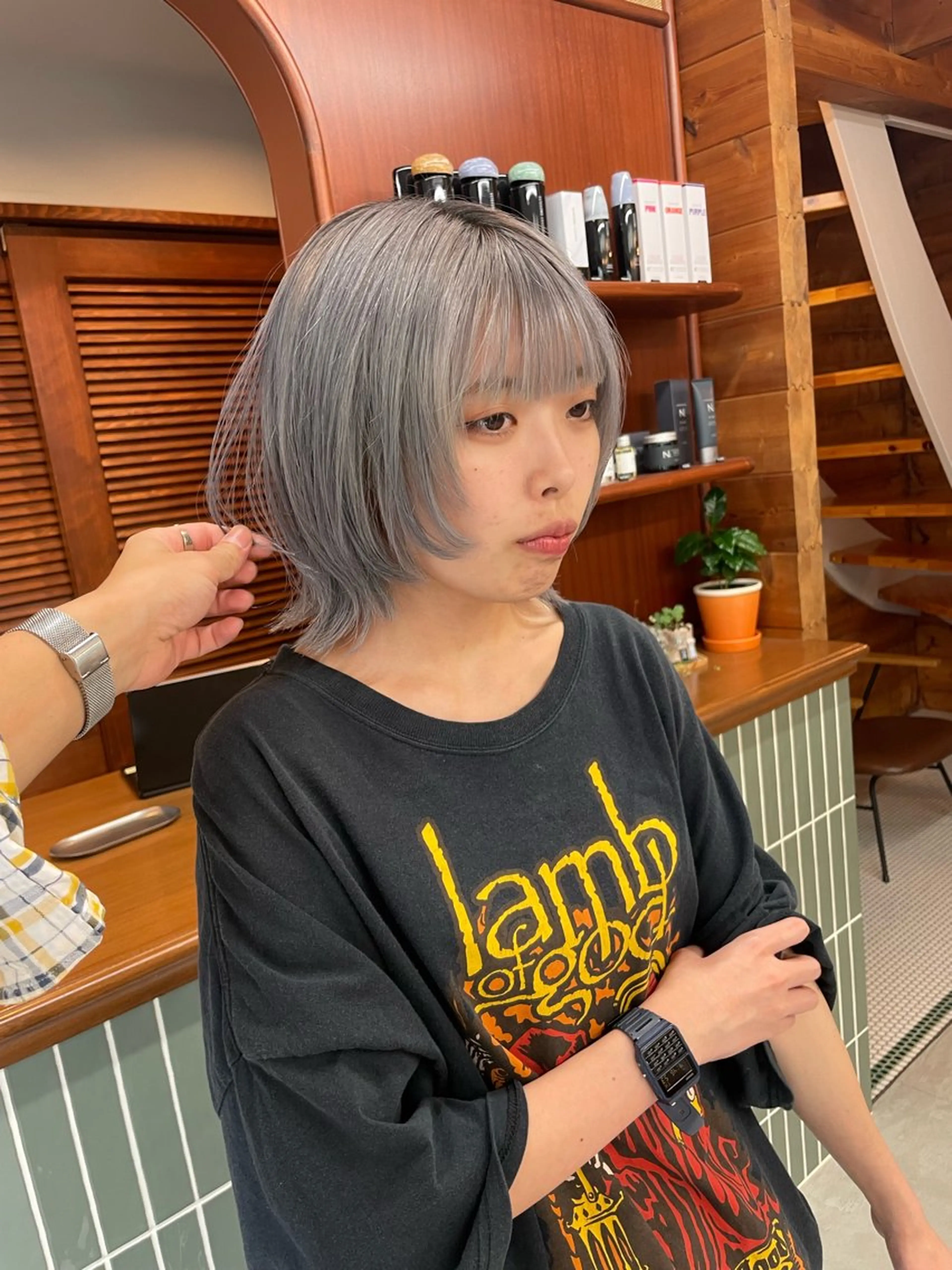 ミディアム カラー シルバー 顔まわりレイヤー レイヤーカット ウルフカット ウルフレイヤー カット ヘアカラー 五十嵐 雄毅のヘアスタイル