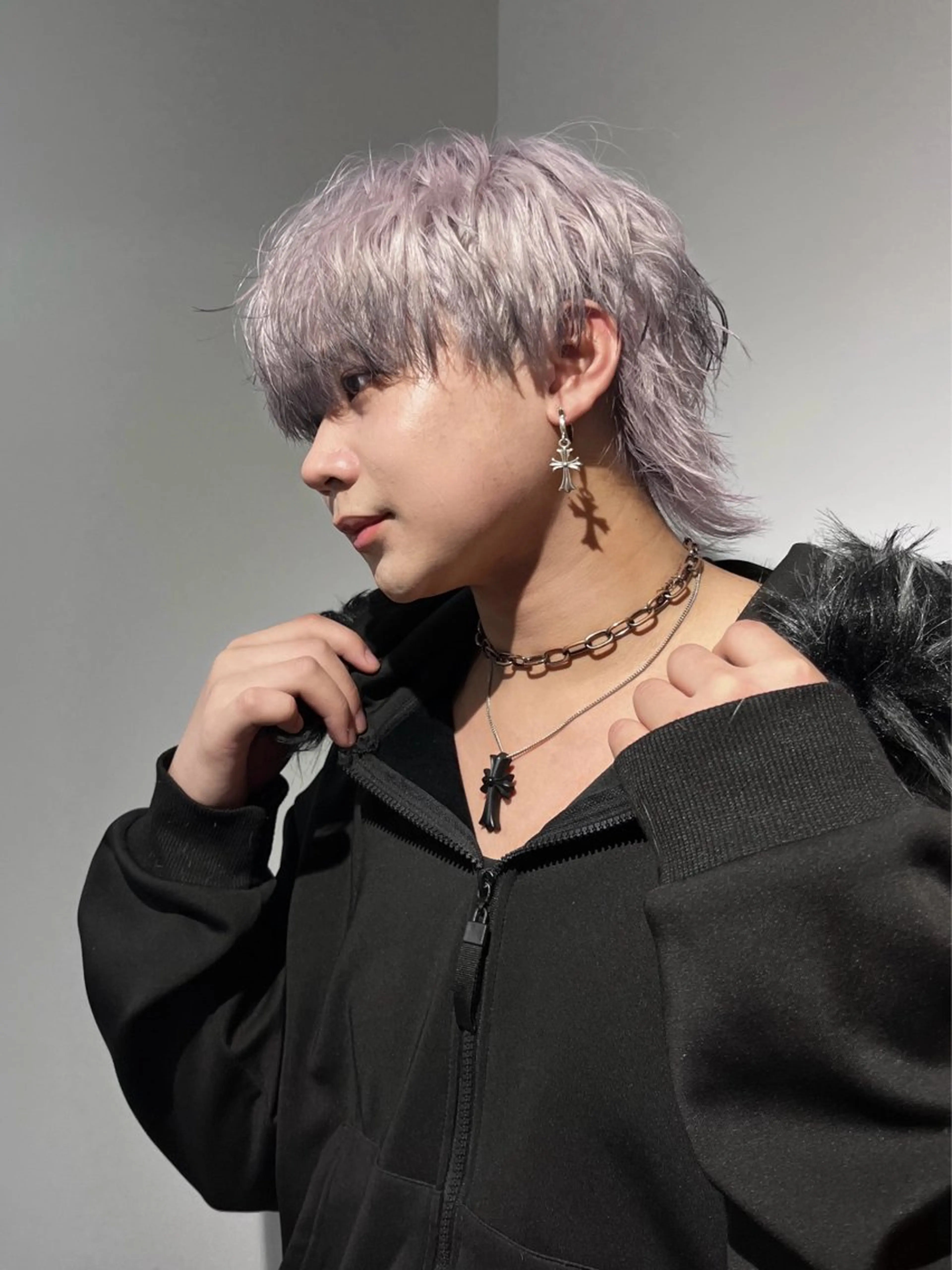 ミディアム カラー メンズ メンズブリーチ メンズハイトーン ブリーチ ケアブリーチ ハイトーンカラー ヘアカラー three所属・TOTA 唯一無二カラーのヘアスタイル